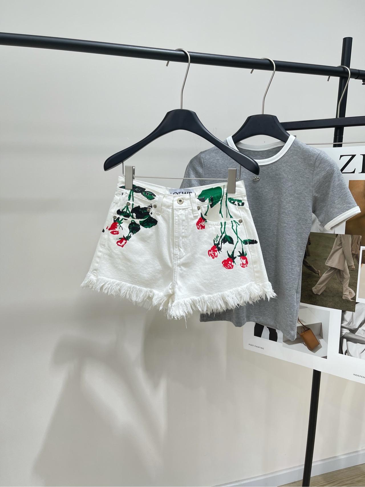 NO:332100,【loe white rose furrowed denim shorts】, fabric denim cotton color white Loe25 spring and summer new style Customized clean color fermented washing denim retro old fur printed floral print craft high waist shorts versatile style comfortable and easy to wear high waist style Custom work style fit fit not tight medium and high waist, waist style has been repeatedly adjusted, close fat and comfortable to wear without slimming, super recognition Customized denim letter metal buckle Zipper head electroplating restore high quality Back waist with customized letter pattern leather tag Flat size S waist 66, hip circumference 94, trousers length 35 M waist circumference 70, hip circumference 98, trousers length 36 L waist circumference 74, hip circumference 102, trousers length 37 Manual measurement will have 2~3cm errors within the normal range, loewe, shorts, alexander wang19860909【loe白色玫瑰花毛边牛仔短裤】 ,面料牛仔棉 颜色白色 Loe25春夏新款 定制净色酵洗牛仔复古做旧毛边花卉印花工艺高腰短裤 版型百搭舒适好穿高腰款式 定制工装风 版型合身不紧绷 中高腰,腰部版型经过反复调整 收拢赘肉舒适好穿不勒腹,超强辨识度 定制牛仔字母金属扣 拉链头电镀还原高品质 后幅腰头附有定制字母图案皮牌 平铺尺码 S腰围66,臀围94,裤长35 M腰围70,臀围98,裤长36 L腰围74,臀围102,裤长37 手工测量会有2~3cm误差属于正常范围,,loewe,shorts,alexander wang,Women's clothing