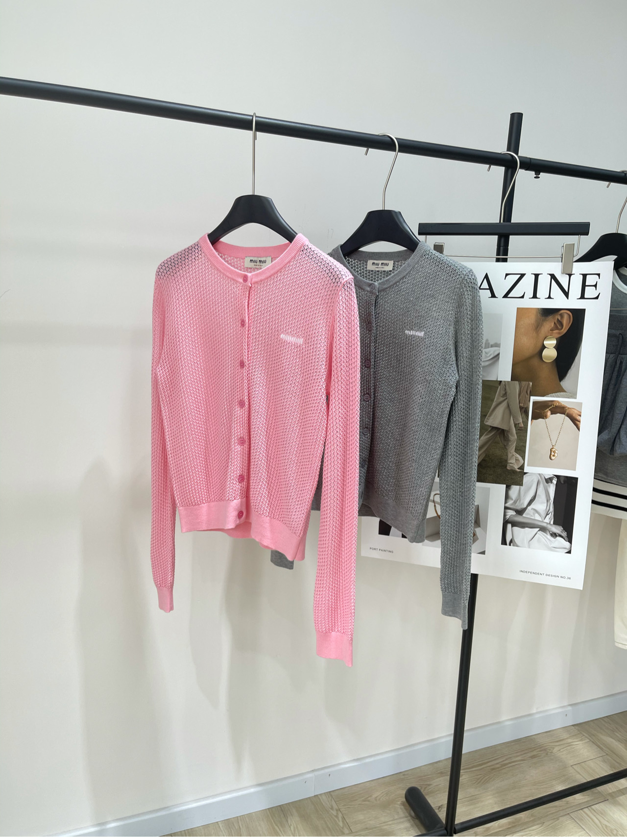 NO:332712,[M hollow single-breasted round neck knitted cardigan], fabric Tianshi cotton, color pink and gray Miu25 spring and summer new style, hidden flower logo letter hollow jacquard knitted cardigan top shipped, white and rich beauty must be used as a magical tool, universal and versatile slim fit style, imported yarn texture is super comfortable, retro temperament is fashionable and high-end!  The upper body looks huge and slim!  Customized yarn material, the celebrity girl is elegant and noble!! Flat size S shoulder width 38, bust 90, garment length 53, sleeve length 67 M shoulder width 40, bust 94, garment length 55, sleeve length 68 L shoulder width 42, bust 98, garment length 57, sleeve length 69 Manual measurement will have 2~3cm errors within the normal range, miumiu, alexander wang19860909【M镂空单排扣圆领针织开衫】 ,面料天丝棉 颜色粉色、灰色 Miu25春夏新款 崁花徽标字母镂空提花针织开衫上衣出货 白富美必入神器 万能百搭修身版型超显瘦 进口纱线质感超舒适 复古气质时髦又高级！ 版型上身巨显瘦！ 定制纱线材质 名媛少女优雅又贵气!! 平铺尺码 S肩宽38,胸围90,衣长53,袖长67 M肩宽40,胸围94,衣长55,袖长68 L肩宽42,胸围98,衣长57,袖长69 手工测量会有2~3cm误差属于正常范围,,miumiu,alexander wang,Women's clothing