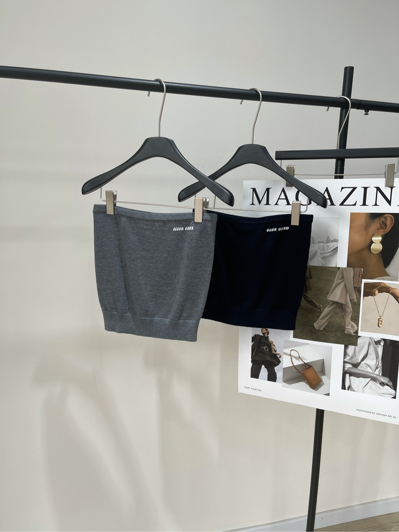 NO:332716,【M small label ewe wool strap top】, fabric wool color gray, navy blue Miu25 spring and summer new pure color wool yarn Embroidered lettering strap top shipped, versatile style can be matched with any bottom, a perfect hot girl~ Contrast color letter design The whole tube top adopts classic gray design, embroidered letter pattern on the chest Customized fabric Three-dimensional cut style Very good match High-quality custom wool yarn fabric The upper body is really comfortable Flat size S bust 68 elastic, 30 M bust 72 elastic, 31 L bust 76 elastic, 32 length Manual measurement will have 2~3cm errors within the normal range, miumiu, alexander wang19860909【M小标字母羊毛抹胸上衣】 ,面料羊毛 颜色灰色、藏蓝 Miu25春夏新款净色羊毛纱线 刺绣字母抹胸上衣出货 百搭款十足可以搭配任意下装 妥妥的辣妹一枚～ 撞色字母设计 整件抹胸采用经典灰色设计 胸口有刺绣字母图案 定制面料 立体裁剪版型 很好搭 高品质定制羊毛纱线面料 上身真的很舒适 平铺尺码 S胸围68弹力,衣长30 M胸围72弹力,衣长31 L胸围76弹力,衣长32 手工测量会有2~3cm误差属于正常范围,,miumiu,alexander wang,Women's clothing