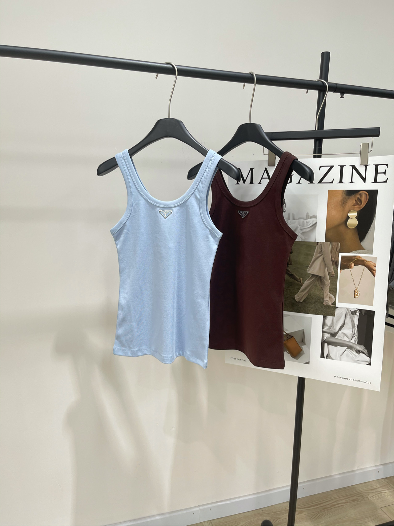 NO:332720,[P electroplated triangle vest], fabric is all cotton, light blue, brown, new Pra25 spring and summer products, customized electroplated letter triangle vest △ light blue vest, king design sense, 3D tailoring effect, tailor-made comfort, universal and versatile, fashionable and fashionable, exposed waist and slimming!  The upper body effect is amazing and the explosion is good!  Whether it is daily outfits or gyms, it is suitable for all kinds of venues!  Too good looking one piece that cannot be rejected. Flat size S bust 66 micro-stretch, 57 M bust 70 micro-stretch, 58 L bust 74 micro-stretch, 59 manual measurement will have 2~3cm errors within the normal range, prada, alexander wang19860909【P电镀三角标小背心】 ,面料全棉 颜色浅蓝色、咖色 Pra25春夏新品 定制电镀字母三角标△淡蓝色小背心 王炸设计感 3D剪裁出型效果 量身定做般的舒适 万能百搭 时髦洋气、露腰又显瘦！ 上身效果惊艳好看到爆炸！ 不管是日常穿搭还是健身房 各种场都适用！ 太好看了 无法拒绝的一件 平铺尺码 S胸围66微弹力,衣长57 M胸围70微弹力,衣长58 L胸围74微弹力,衣长59 手工测量会有2~3cm误差属于正常范围,,prada,alexander wang,Women's clothing