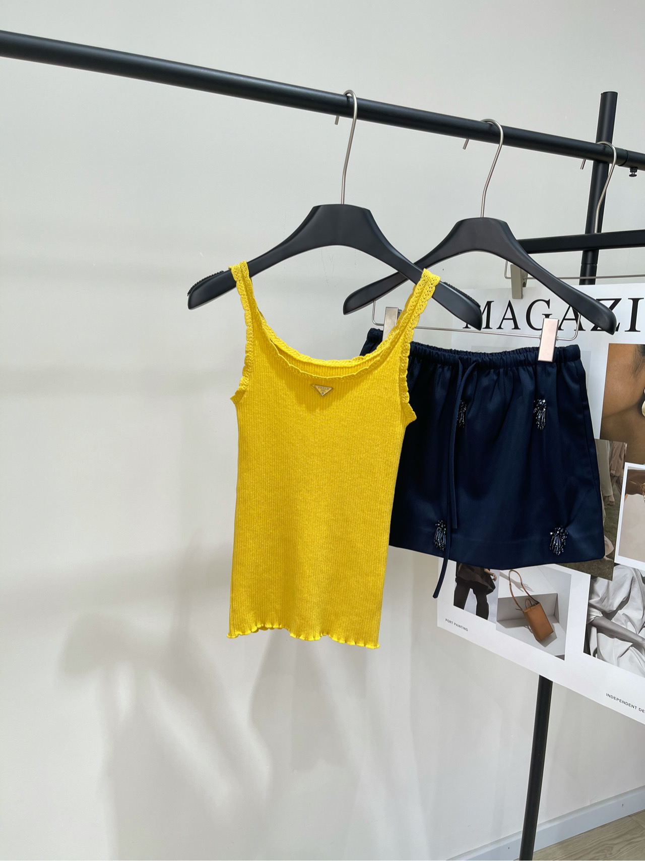 NO:333024,【P yellow lace triangle small suspender】, fabric cotton   viscose fiber color yellow black * lace knit suspender/vl Delicate knitted texture interwoven to create a perfect balance between retro and fashion Yellow lights up your summer wardrobe Extra-stretch design, close to the body without tightness Freely stretch every day Delicate knitting technology and exquisite lace trim show feminine soft lines Whether worn alone or in the inner layer, you can easily control a variety of styles. In the hot summer, you are both cool and charming. Simple but not lacking in style. This suspender/vl is an indispensable fashion item in your closet. Flat size S bust 52 stretch, 54 M bust 56 stretch, 55 L bust 60 stretch, 56 length Manual measurement will have 2~3cm errors within the normal range, alexander wang19860909【P黄色花边三角标小吊带】 ,面料棉 粘胶纤维 颜色黄色 黑色 *蕾丝边针织吊带/背心 细腻的针织纹理,交织出复古与时尚的完美平衡 黄色点亮你的夏日衣橱 超大弹力设计,贴身而不紧绷 自由舒展每一天 细腻的针织工艺搭配精致的蕾丝边饰 展现女性柔美线条 无论是单穿还是内搭,都能轻松驾驭多种风格 让你在炎炎夏日里,既凉爽又迷人 简约而不失格调 这款吊带/背心是你衣橱里不可或缺的时尚单品. 平铺尺码 S胸围52弹力,衣长54 M胸围56弹力,衣长55 L胸围60弹力,衣长56 手工测量会有2~3cm误差属于正常范围,,alexander wang,Women's clothing