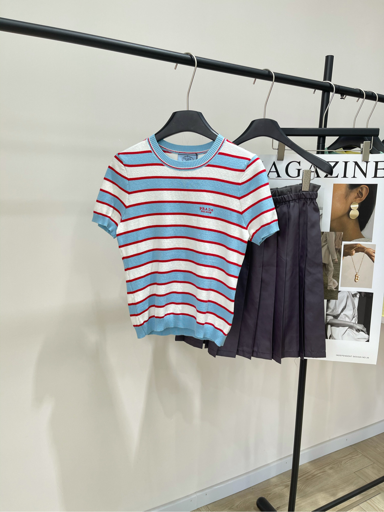 NO:333030,[P red, blue and white wide strip round neck knitted short sleeves], fabric cotton wool blend, color blue and white stripes, striped knitted round neck short sleeves, official website synchronization, the perfect collision between classic and fashion!  Delicate knitting technology, paired with refreshing striped design, simple but not lacking style, short-sleeved style, suitable for all seasons to wear, easily show your casual style. Round neck design, modify the neck lines, and more elegant temperament, allowing you to have this fashion and comfort anytime and anywhere. Whether it is daily travel or casual gathering, you can become the focus and show your personality charm. Flat size S shoulder width 35, bust 78 elastic, garment length 52, sleeve length 19 M shoulder width 36, bust 82 elastic, garment length 53, sleeve length 20 L shoulder width 37, bust 86 elastic, garment length 54, sleeve length 21 Manual measurement will have 2~3cm errors belong to the normal range, T-shirt, alexander wang19860909【P红蓝白宽条圆领针织短袖】 ,面料棉羊毛混纺 颜色蓝白条纹 条纹针织圆领短袖,官网同步 经典与时尚的完美碰撞！ 细腻的针织工艺,搭配清爽的条纹设计 简约而不失格调短袖款式 适合四季穿着,轻松展现你的休闲风范 圆领设计,修饰颈部线条,更显优雅气质 让你随时随地都能拥有这份时尚与舒适 不论是日常出行还是休闲聚会 都能让你成为焦点尽显个性魅力. 平铺尺码 S肩宽35,胸围78弹力,衣长52,袖长19 M肩宽36,胸围82弹力,衣长53,袖长20 L肩宽37,胸围86弹力,衣长54,袖长21 手工测量会有2~3cm误差属于正常范围,,T-shirt,alexander wang,Women's clothing