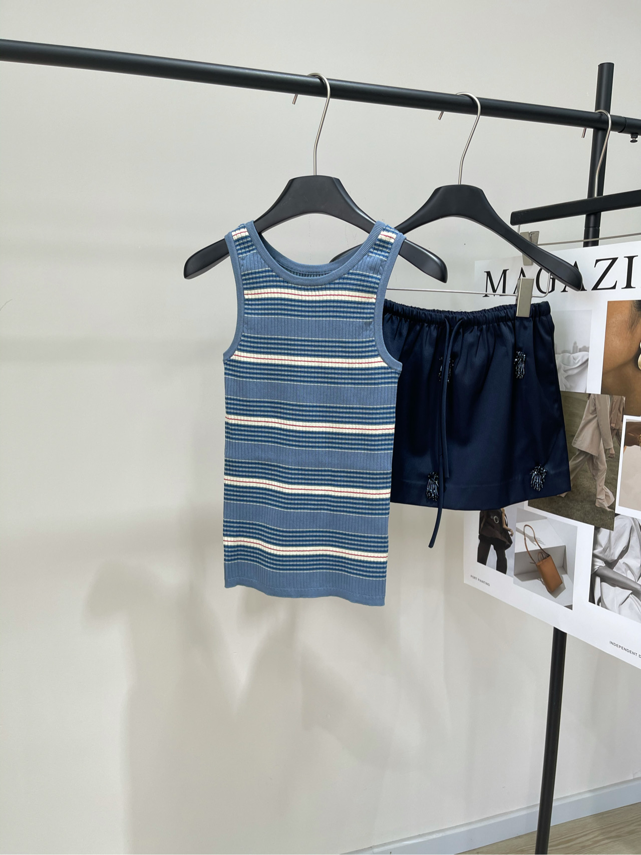 NO:333515,[P Marine Blue Stripe Knitted Vest], high-viscosity fabric   spandex, blue and white stripes, 2025 Spring And Summer Original Customization!  Ultra-high density knitted vest, long loom time Prad*, contrasting striped vest Healing blue, the colors of the sea and blue sky, a must-have artifact for summer vacation style, single-fitting layering is very good!  Flat size S shoulder width 25, bust 58 elastic, garment length 57 M shoulder width 26, bust 62 elastic, garment length 58 L shoulder width 27, bust 66 elastic, garment length 59 manual measurement will have 2~3cm errors within the normal range, prada, alexander wang19860909【P海洋蓝条纹针织背心】 ,面料高粘棉 氨纶 颜色蓝白条纹 2025 Spring And Summer 原版定制！超高密度针织背心,织机时间长 Prad*,撞色条纹背心 治愈系蓝色,大海蓝天的颜色, 夏日度假风必备神器, 单穿叠穿都很出片！ 平铺尺码 S肩宽25,胸围58弹力,衣长57 M肩宽26,胸围62弹力,衣长58 L肩宽27,胸围66弹力,衣长59 手工测量会有2~3cm误差属于正常范围,,prada,alexander wang,Women's clothing