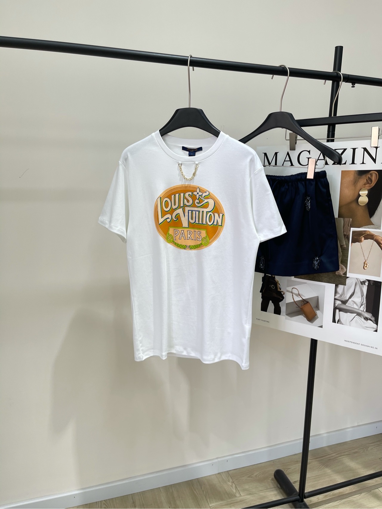 NO:333521,[lv orange printed short-sleeved T], fabric cotton   spandex, color white, Louis25 spring and summer new style, chain heavy-industry printed letter pattern, round neck short-sleeved T-shirt shipped, customized printed pattern letter craftsmanship echoes fashionable and fashionable, the latest 25 early spring limited series round neck short-sleeved sleeves, customized fabric texture is super good and versatile in all seasons!  Loose effect Very inclusive figure Flat size S shoulder width 45, bust 96, 69, sleeve length 21 M shoulder width 46, bust 100, 70, sleeve length 22 L shoulder width 47, bust 104, 71, sleeve length 23 Manual measurement will have 2~3cm errors within the normal range, louis vuitton, louis vuitton, T-shirt,tees, t-shirt,alexander wang19860909【lv橙色印花短袖T】 ,面料棉 氨纶 颜色白色 Louis25春夏新款 链条重工印花字母图案 圆领短袖T恤出货 定制印花图案字母工艺呼应时髦且洋气 最新25早春限定系列圆领短袖 定制面料质感超级赞四季百搭的单品！ 宽松效果 非常包容身材 平铺尺码 S肩宽45,胸围96,衣长69,袖长21 M肩宽46,胸围100,衣长70,袖长22 L肩宽47,胸围104,衣长71,袖长23 手工测量会有2~3cm误差属于正常范围,,louis vuitton,louis vuitton,T-shirt,tees，t-shirt,alexander wang,Women's clothing