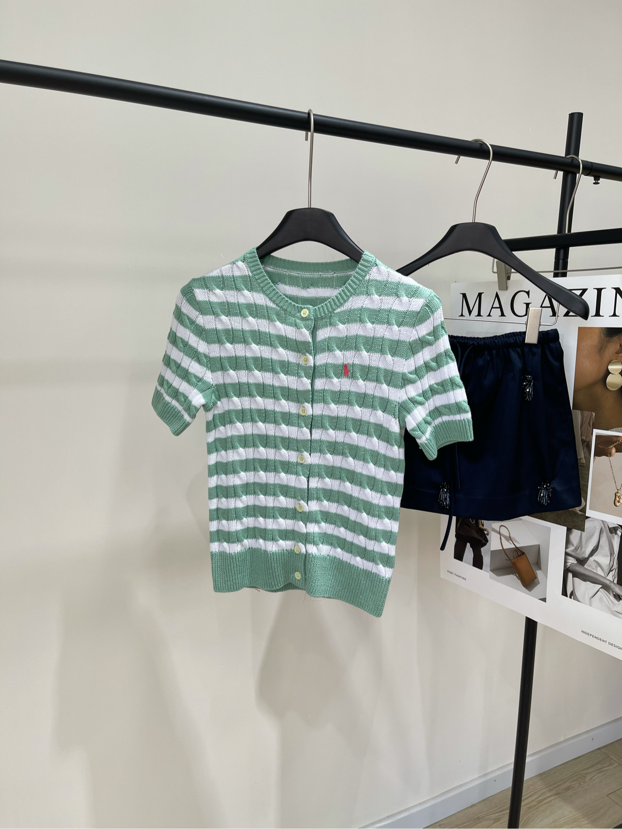 NO:333544,[Lav Green and White Striped Twist Knitted Short Sleeve] 20250513000185, Fabric Worn Spoken Cotton Color Green and White Striped Laf Original Customization!  Polo spring and summer new knitted short-sleeved cardigan custom Y-plate finely combed cotton, especially soft after washing. Iconic war horse exquisite embroidery, refreshing green and white color-blocking stripes. Flat size S shoulder width 35, bust 72 elastic, 53, sleeve length 22 M shoulder width 36, bust 76 elastic, 54, sleeve length 23 L shoulder width 37, bust 80 elastic, 55, sleeve length 24. Manual measurement will have 2~3cm errors that fall into the normal range, T-shirt, alexander wang19860909【拉夫绿白条纹麻花针织短袖】 20250513000185,面料精纺棉 颜色绿白条纹 拉夫原版定制！ polo春夏新款针织短袖开衫 定制Y版细支精梳棉,洗水后特别柔软 标志性战马精致刺绣 清爽绿白拼色条纹 平铺尺码 S肩宽35,胸围72弹力,衣长53,袖长22 M肩宽36,胸围76弹力,衣长54,袖长23 L肩宽37,胸围80弹力,衣长55,袖长24 手工测量会有2~3cm误差属于正常范围,,T-shirt,alexander wang,Women's clothing