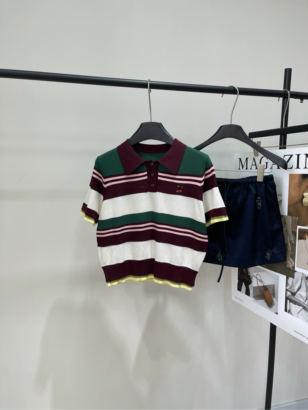 NO:333538,[Wuya Retro Striped Cherry Polo Short Sleeve], fabric polyester fiber, color retro stripes, cherry embroidery on the chest~ It makes people shine!  The layering of T-shirts and POLO shirts in life is presented in the form of two wool-knitted fake pieces, which is casual and free~ The contrasting stripes are very suitable for summer!  Unique fake two-piece design perfectly blends the elegance of the POLO shirt with the casualness of the T-shirt. The exquisite striped short-sleeved POLO neckline shows the quality in the details. Easily create a layered outfit~ Classic striped elements, matched with white, green, pink and dark red, etc. Easy to adapt to various occasions. Whether paired with short skirts or jeans, you can feel fashionable!  !  !  Flat size S shoulder width 36, bust 92 elastic, garment length 47, sleeve length 22 M shoulder width 37, bust 96 elastic, garment length 48, sleeve length 23 L shoulder width 38, bust 100 elastic, garment length 49, sleeve length 24 Manual measurement will have 2~3cm errors within the normal range, skirts, jeans, T-shirt,tees, t-shirt,alexander wang19860909【乌丫复古条纹樱桃polo短袖】 ,面料聚酯纤维 颜色复古条纹 胸前的樱桃刺绣～让人眼前一亮！ 将生活中T恤与POLO衫叠穿的状态以毛织假两件的形式呈现,随性自在～ 条纹撞色的设计风格非常适合夏天！ 独特的假两件设计 将POLO衫的优雅与T恤的随性完美融合 精致的条纹短袖POLO领 细节之处尽显品质感 轻松打造层次感穿搭～ 经典条纹元素, 搭配白色、绿色、粉色和深红色等多种颜色选择 轻松适配各种场合 无论是搭配短裙还是牛仔裤 都能让你时尚感爆棚！！！ 平铺尺码 S肩宽36,胸围92弹力,衣长47,袖长22 M肩宽37,胸围96弹力,衣长48,袖长23 L肩宽38,胸围100弹力,衣长49,袖长24 手工测量会有2~3cm误差属于正常范围,,skirts,jeans,T-shirt,tees，t-shirt,alexander wang,Women's clothing