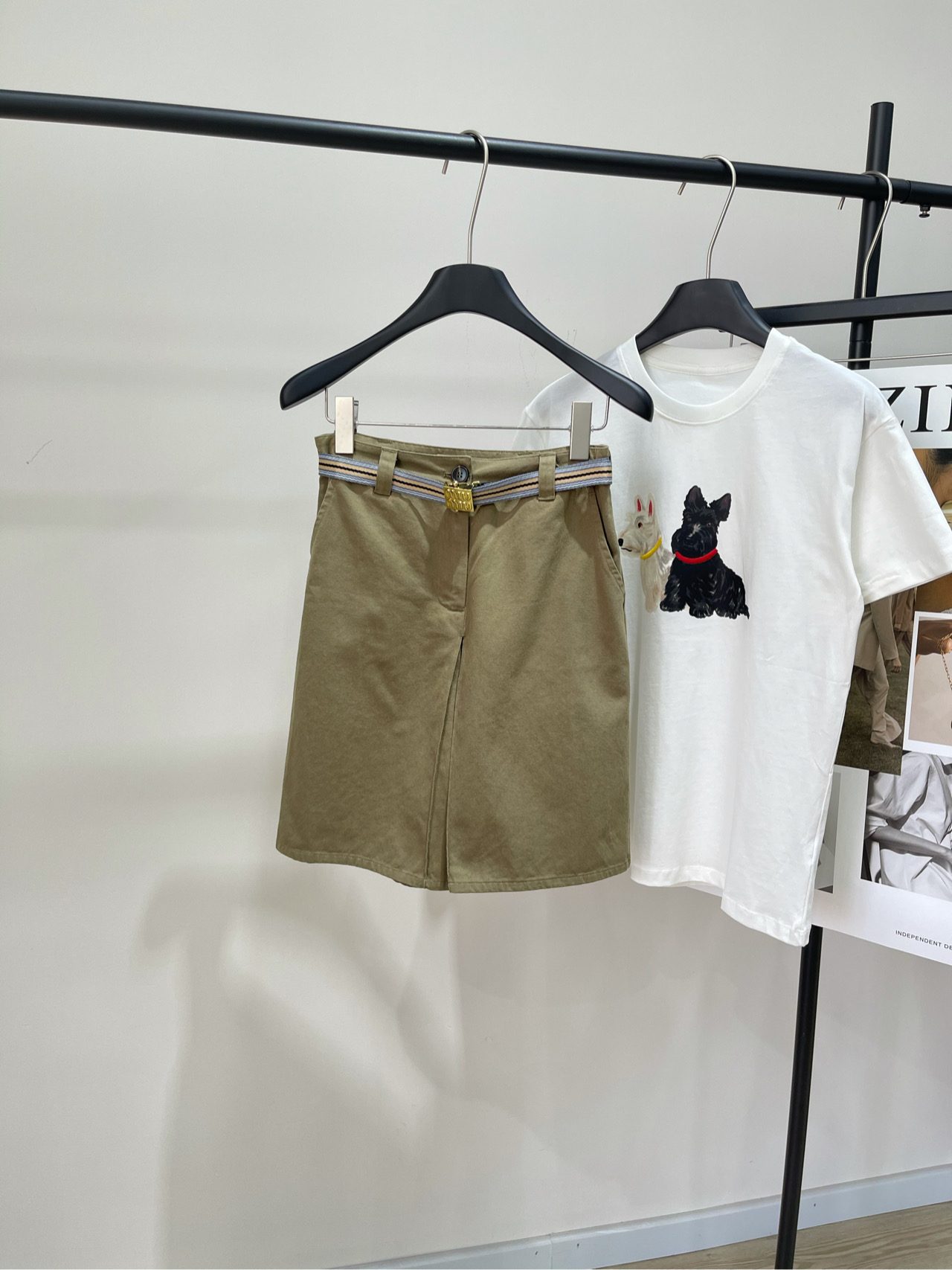 NO:333536,[M khaki work belt slit five-point skirt pants], fabric is cotton, color khaki * ｜Dye-dyeed cotton satment skirt pants 25SS spring and summer new style is available!  Chic cotton sats ready-to-wear dyeing craftsmanship and logo printed belt details give this skirt an elegant retro charm. The middle slit design is both a skirt and a pants!  Flat size S waist circumference 68, hip circumference 92, skirt length 49 M waist circumference 72, hip circumference 96, skirt length 50 L waist circumference 76, hip circumference 100, skirt length 51 Manual measurement will have 2~3cm errors within the normal range, skirt circumference, skirt circumference 2~3cm19860909【M卡其工装腰带开衩五分裙裤】 ,面料全棉 颜色卡其色 * ｜成衣染色棉缎半身裙裤 25SS春夏新款上新！ 别致的棉缎成衣染色工艺与徽标印花腰带细节 赋予了这款半身裙优雅复古魅力 中间开叉设计既是半裙也是裤子！ 平铺尺码 S腰围68,臀围92,裙长49 M腰围72,臀围96,裙长50 L腰围76,臀围100,裙长51 手工测量会有2~3cm误差属于正常范围,,skirts,alexander wang,Women's clothing