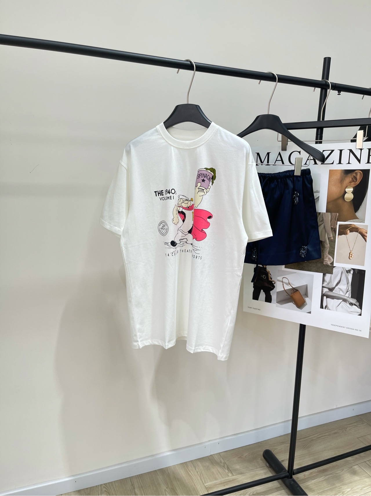 NO:333870,[Popeye Printed Short Sleeve T], fabric is all cotton, color is white. This white T-shirt is simply a universal wardrobe brand!  Solid color basic style with slightly loose tailoring, clean and neat minimalist style, refreshing and layered, chest Popeye print is the finishing touch, low-key three-dimensional design makes the simple style lively instantly, childish but not childish, can be worn on daily commuting or dates, any pair of jeans or skirts look good~ Flat size S shoulder width 50, bust 106, 71, sleeve length 23 M shoulder width 51, bust 110, 72, sleeve length 24 L shoulder width 52, bust 114, 73, sleeve length 25 Manual measurement will have 2~3cm errors within the normal range, skirts, jeans, T-shirt,tees, t-shirt, alexander wang19860909【大力水手印花短袖T】 ,面料全棉 颜色白色 这件白T恤简直是衣橱万能牌！ 纯色基础款搭配微微宽松的剪裁 干净利落的极简风 单穿清爽,叠穿有层次 胸口大力水手印花是点睛之笔 低调的立体感设计 让简约的版型瞬间活泼起来 童趣但不幼稚 日常通勤or约会都能穿出小心机 随便搭条牛仔裤或半裙都好看～ 平铺尺码 S肩宽50,胸围106,衣长71,袖长23 M肩宽51,胸围110,衣长72,袖长24 L肩宽52,胸围114,衣长73,袖长25 手工测量会有2~3cm误差属于正常范围,,skirts,jeans,T-shirt,tees，t-shirt,alexander wang,Women's clothing