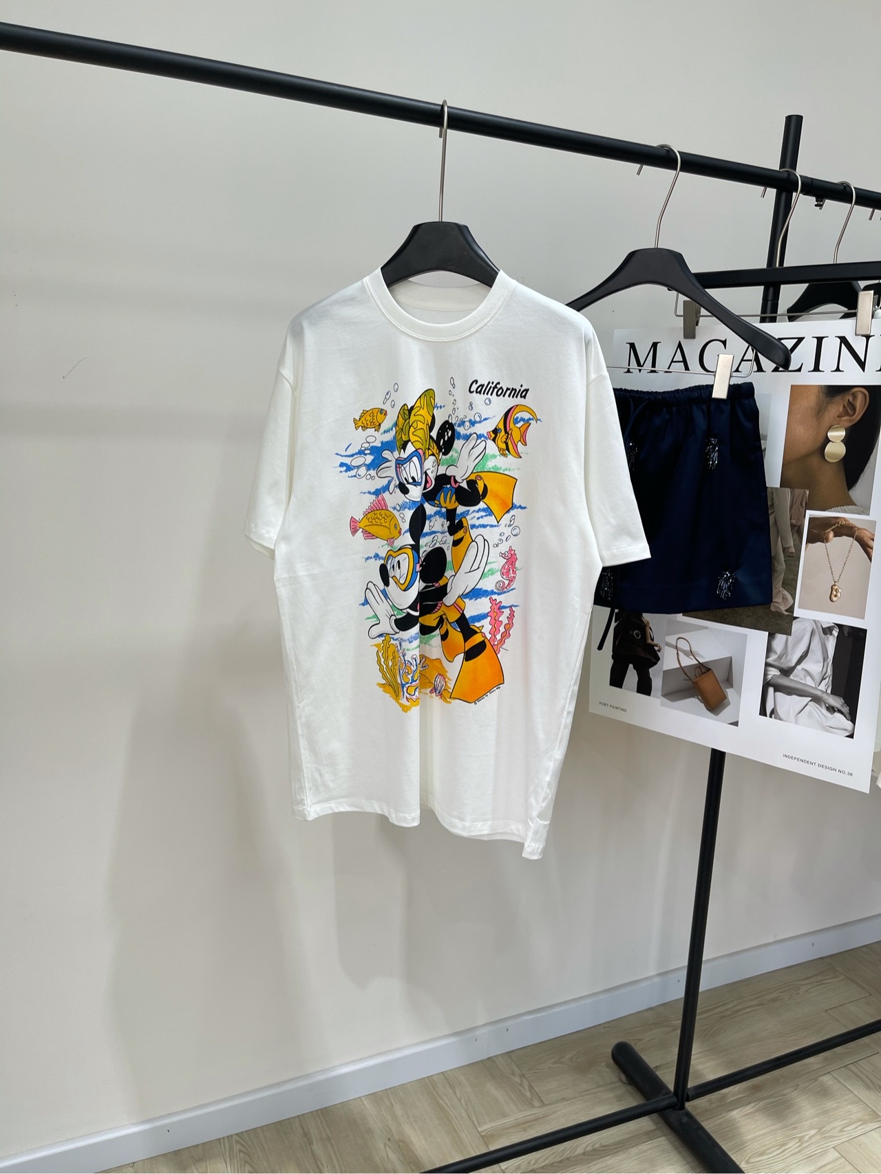 NO:333847,[Mickey Diving Print Short Sleeve T], fabric is all cotton, color is white. This white T-shirt is simply a universal wardrobe brand!  Solid color basic style with slightly loose tailoring, clean and neat minimalist style, refreshing and layered, chest diving Mickey Mouse cartoon print is the finishing touch, low-key three-dimensional design makes the simple style lively instantly, childish but not childish, can be worn on daily commuting or dates, any pair of jeans or skirts look good~ Flat size S shoulder width 50, bust 106, 72, sleeve length 24 M shoulder width 51, bust 110, 73, sleeve length 25 L shoulder width 52, bust 114, 74, sleeve length 26, manual measurement will have 2~3cm errors within the normal range, skirts, jeans, T-shirt,tees, t-shirt, alexander wang19860909【米奇潜水印花短袖T】 ,面料全棉 颜色白色 这件白T恤简直是衣橱万能牌！ 纯色基础款搭配微微宽松的剪裁 干净利落的极简风 单穿清爽,叠穿有层次 胸口潜水米老鼠卡通印花是点睛之笔 低调的立体感设计 让简约的版型瞬间活泼起来 童趣但不幼稚 日常通勤or约会都能穿出小心机 随便搭条牛仔裤或半裙都好看～ 平铺尺码 S肩宽50,胸围106,衣长72,袖长24 M肩宽51,胸围110,衣长73,袖长25 L肩宽52,胸围114,衣长74,袖长26 手工测量会有2~3cm误差属于正常范围,,skirts,jeans,T-shirt,tees，t-shirt,alexander wang,Women's clothing