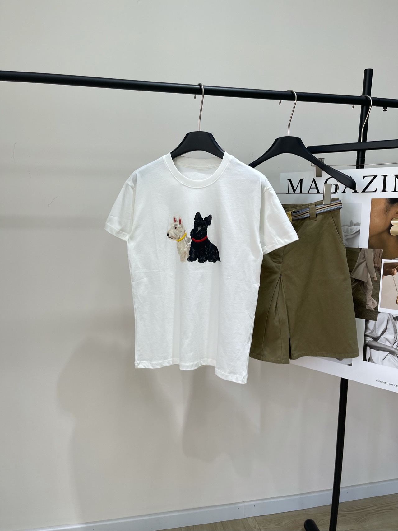 NO:333853,[Collection puppy printed short-sleeved T], fabric is all cotton, color is white. This white T-shirt is simply a universal brand in the wardrobe!  Solid color basic style with slightly loose tailoring, clean and neat minimalist style, refreshing and layered, two embroidered puppy prints on the chest are the finishing touch, low-key three-dimensional design makes the simple style lively instantly, childish but not childish, can be worn on daily commuting or dates, any pair of jeans or skirts look good~ Flat size S shoulder width 45, bust 92, 63, sleeve length 17 M shoulder width 46, bust 96, 64, sleeve length 18 L shoulder width 47, bust 100, 65, sleeve length 19 Manual measurement will have 2~3cm errors within the normal range, skirts, jeans, T-shirt,tees, t-shirt, alexander wang19860909【项圈小狗印花短袖T】 ,面料全棉 颜色白色 这件白T恤简直是衣橱万能牌！ 纯色基础款搭配微微宽松的剪裁 干净利落的极简风 单穿清爽,叠穿有层次 胸口两只刺绣风的小狗印花是点睛之笔 低调的立体感设计 让简约的版型瞬间活泼起来 童趣但不幼稚 日常通勤or约会都能穿出小心机 随便搭条牛仔裤或半裙都好看～ 平铺尺码 S肩宽45,胸围92,衣长63,袖长17 M肩宽46,胸围96,衣长64,袖长18 L肩宽47,胸围100,衣长65,袖长19 手工测量会有2~3cm误差属于正常范围,,skirts,jeans,T-shirt,tees，t-shirt,alexander wang,Women's clothing