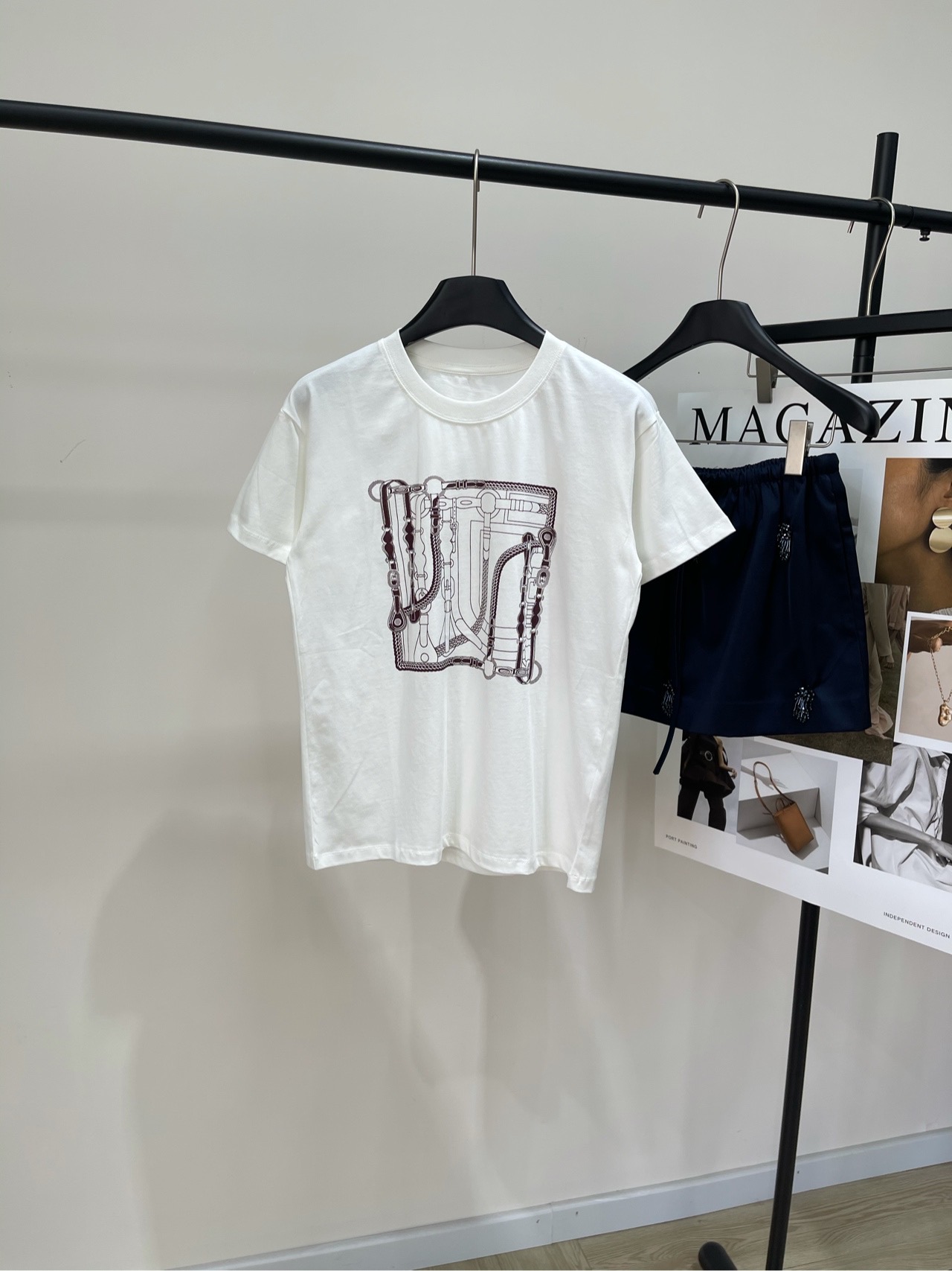 NO:333865,[Her Lao Qianfeng Chain Printed Short Sleeve T], fabric is all cotton, color is white. This white T-shirt is simply a universal brand in the wardrobe!  Solid color basic style with slightly loose tailoring, clean and neat minimalist style, refreshing and layered, chest mechanical line printing is the finishing touch, low-key three-dimensional design makes the simple style lively instantly, childish but not childish, can be worn on daily commuting or dates, any pair of jeans or skirts look good~ Flat size S shoulder width 45, bust 96, 61, sleeve length 16 M shoulder width 46, bust 100, 62, sleeve length 17 L shoulder width 47, bust 104, 63, sleeve length 18, manual measurement will have 2~3cm errors within the normal range, skirts, jeans, T-shirt,tees, t-shirt, alexander wang19860909【Her老钱风链条印花短袖T】 ,面料全棉 颜色白色 这件白T恤简直是衣橱万能牌！ 纯色基础款搭配微微宽松的剪裁 干净利落的极简风 单穿清爽,叠穿有层次 胸口机械线条印花更是点睛之笔 低调的立体感设计 让简约的版型瞬间活泼起来 童趣但不幼稚 日常通勤or约会都能穿出小心机 随便搭条牛仔裤或半裙都好看～ 平铺尺码 S肩宽45,胸围96,衣长61,袖长16 M肩宽46,胸围100,衣长62,袖长17 L肩宽47,胸围104,衣长63,袖长18 手工测量会有2~3cm误差属于正常范围,,skirts,jeans,T-shirt,tees，t-shirt,alexander wang,Women's clothing