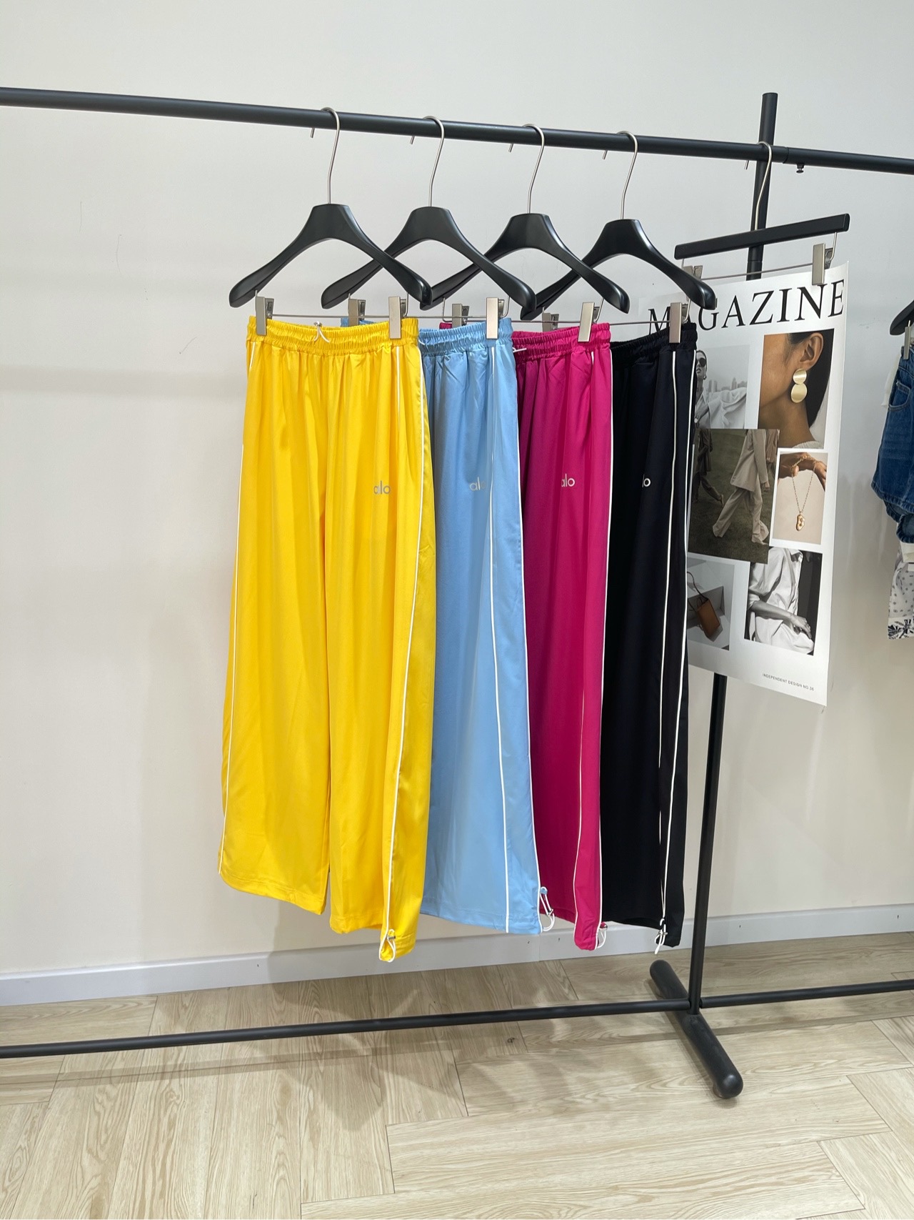 NO:333848,【alo fluorescent casual trousers】, fabric polyester fiber, yellow, light blue, rose red, black, and the pants that repay the kindness are amazing!  !  Wearing it in summer really brings a sense of air conditioning. Sisters, listen to me!  !  This is a pair of fairy sunscreen pants that can be worn until 80 years old!  !  ALO's candy color quick-drying pants are directly honored. When worn in high temperatures, it has a cool feeling of wearing it with air conditioning!  !  The sun protection value is directly welded to the body and I will not sweat for a day when I run wild!  The special cool fabric is like a small fan on the legs, all four colors are all!  Black commuter wearer is high-end, yellow is so tender that it can pinch water, blue pink CP color directly unlocks the same dopamine outfit for the girl group!  !  Flat size S waist circumference 64 elasticity, hip circumference 103, trouser length 102 M waist circumference 68 elasticity, hip circumference 107, trouser length 103 L waist circumference 72 elasticity, hip circumference 110, trouser length 104 Manual measurement will have 2~3cm errors within the normal range, alexander wang19860909【alo荧光色休闲长裤】 ,面料聚酯纤维 颜色黄色、浅蓝、玫红、黑色 报恩神裤绝了！！ 夏天穿它真的自带空调感 姐妹们听我说！！ 这是一条能穿到80岁的神仙防晒裤！！ ALO这个糖果色速干裤直接封神 暴晒高温穿它都有种贴空调的清凉感！！ 防晒值直接焊在身上 暴走一天都不闷汗！ 特殊凉感面料像给腿装了小风扇 四个颜色全all了！ 黑色通勤穿贼高级,黄色嫩到能掐水 蓝粉CP色直接解锁女团同款多巴胺穿搭！！ 平铺尺码 S腰围64弹力,臀围103,裤长102 M腰围68弹力,臀围107,裤长103 L腰围72弹力,臀围110,裤长104 手工测量会有2~3cm误差属于正常范围,,alexander wang,Women's clothing