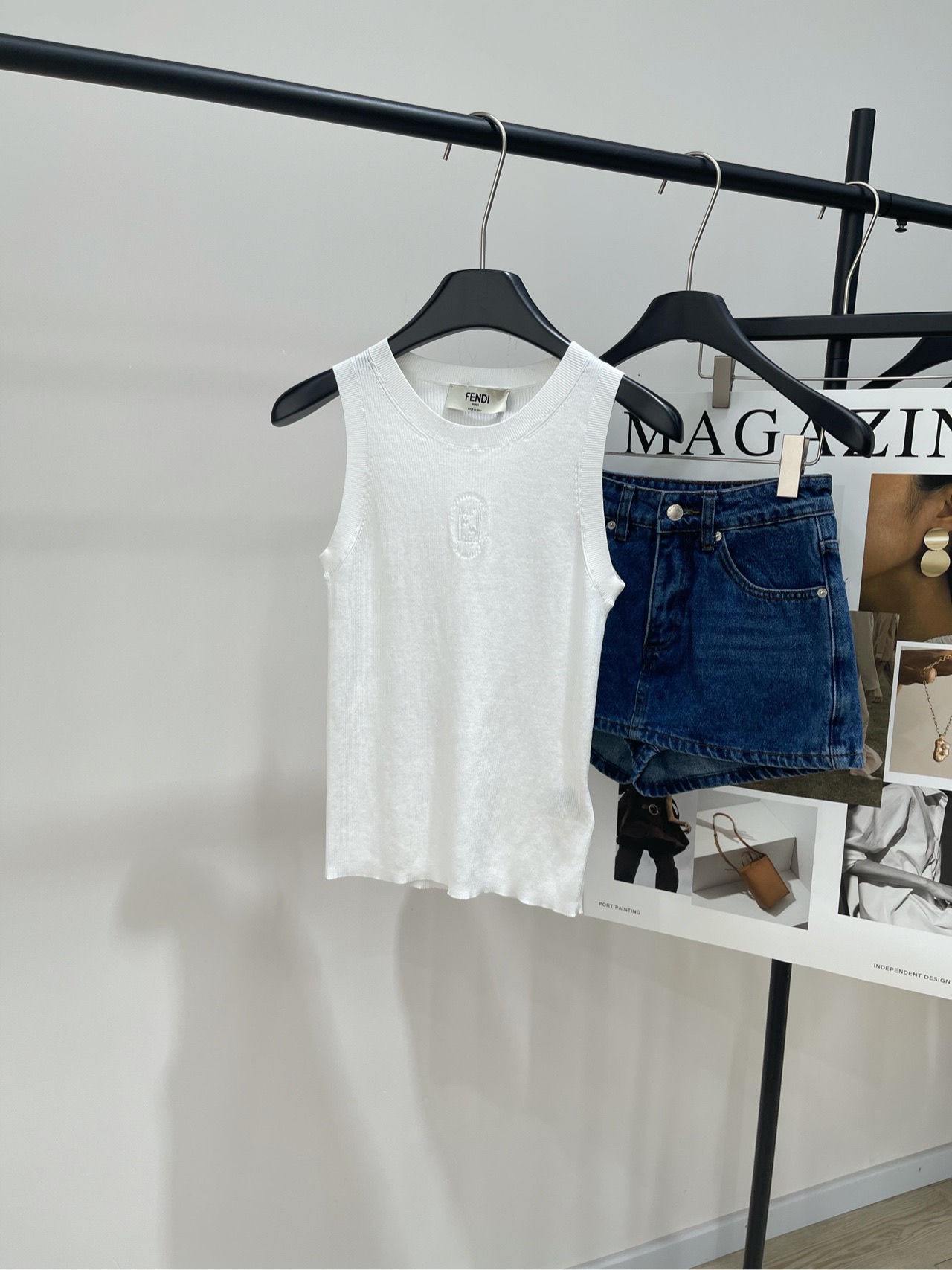 NO:334316,【FF white knitted vest】, fabric tinsel cotton color white FD25 spring and summer new style, round neck clean color jacquard craft sleeveless knitted vest shipped, simple and versatile ~ high-end and fashionable, full-body custom hollow jacquard FF letter decoration, slim fit style cut, upper body slim and figure, single wear in spring and summer, autumn and winter, flat size S shoulder width 26, bust 60 elastic, 51 M shoulder width 27, bust 64 elastic, 52 L shoulder width 28, bust 68 elastic, 53 Manual measurement will have 2~3cm errors within the normal range, alexander wang19860909【FF白色针织背心】 ,面料天丝棉 颜色白色 FD25春夏新款 圆领净色提花工艺无袖针织背心出货 简约百搭～搭配高级且时髦 全身定制镂空提花FF字母装饰 修身版型剪裁 上身显瘦显身材 春夏单穿 秋冬可内搭 平铺尺码 S肩宽26,胸围60弹力,衣长51 M肩宽27,胸围64弹力,衣长52 L肩宽28,胸围68弹力,衣长53 手工测量会有2~3cm误差属于正常范围,,alexander wang,Women's clothing