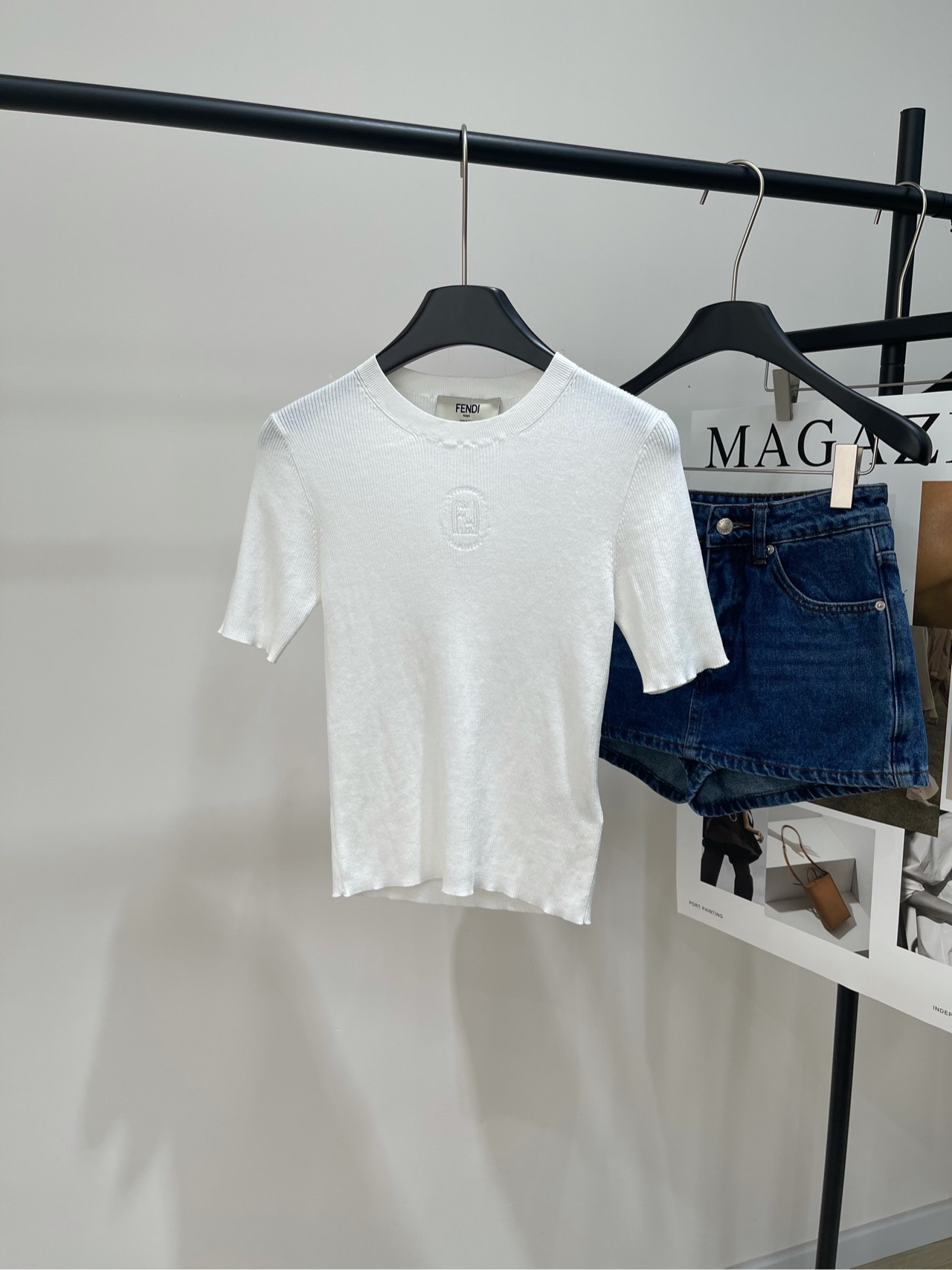 NO:334293,【FF white round neck knitted short-sleeved top】, fabric Tianshi cotton color white FD25 spring and summer new round neck, pure color jacquard craft knitted round neck top shipped, simple and versatile ~ high-end and fashionable, full-body custom hollow jacquard FF letter decoration, slim fit style cut upper body to make your body look slim and figure, single wear in spring and summer, autumn and winter can be worn inside, flat size S shoulder width 34, bust 64 elastic, 51 length, sleeve length 23 M shoulder width 35, bust 68 elastic, 52 length, sleeve length 24 L shoulder width 36, bust 72 elastic, 53, sleeve length 25 manual measurement will have 2~3cm errors belong to the normal range, T-shirt, alexander wang19860909【FF白色圆领针织短袖上衣】 ,面料天丝棉 颜色白色 FD25春夏新款圆领 净色提花工艺针织圆领上衣出货 简约百搭～搭配高级且时髦 全身定制镂空提花FF字母装饰 修身版型剪裁 上身显瘦显身材 春夏单穿 秋冬可内搭 平铺尺码 S肩宽34,胸围64弹力,衣长51,袖长23 M肩宽35,胸围68弹力,衣长52,袖长24 L肩宽36,胸围72弹力,衣长53,袖长25 手工测量会有2~3cm误差属于正常范围,,T-shirt,alexander wang,Women's clothing