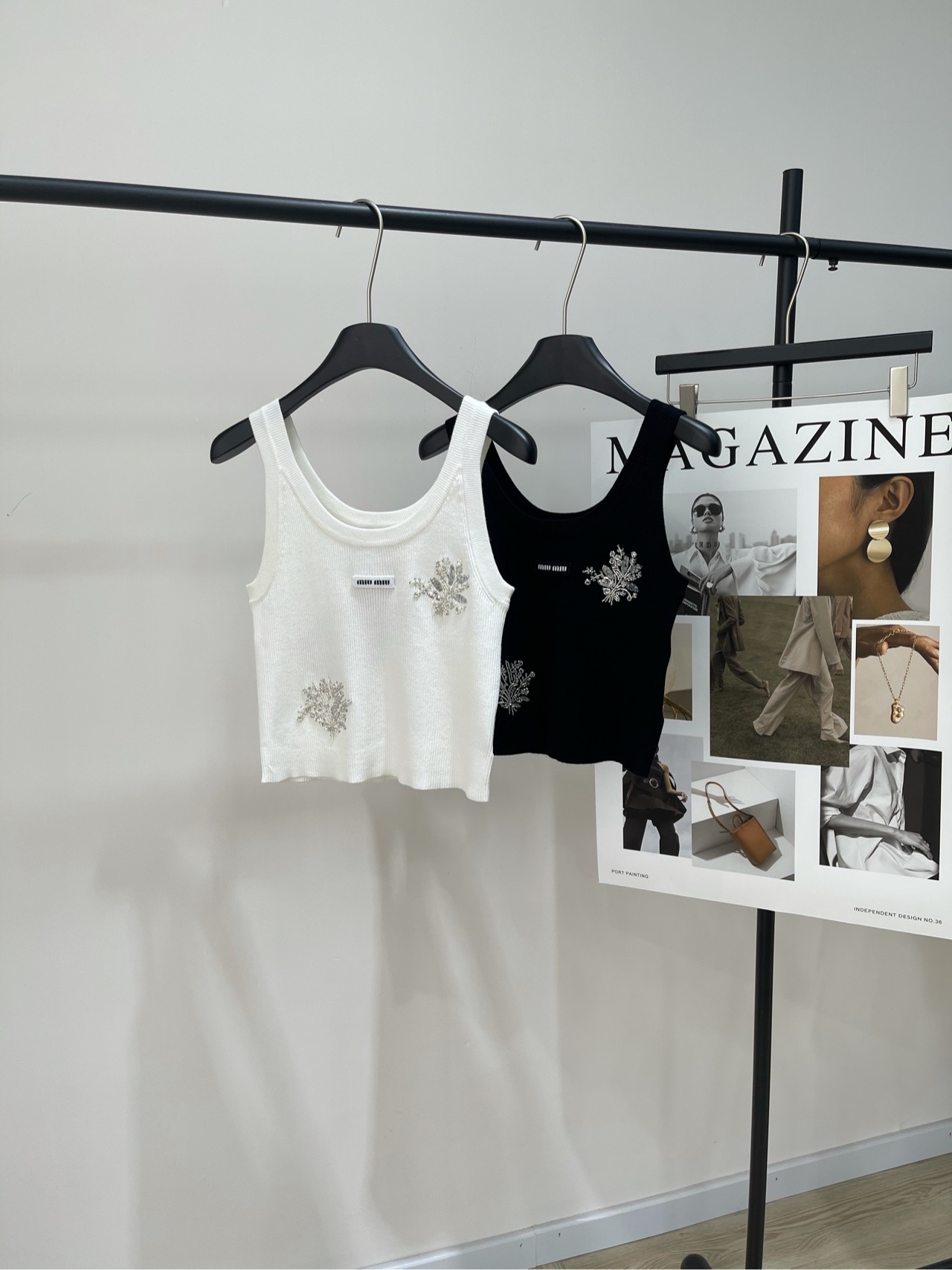 NO:334299,【M black and white nail drill logo knitted vest】, fabric high sticky ice silk color white and black 25ss new model miu* knitted vest logo embellishment and modification, upper body slim and versatile, heavy industry nail drill nail beads, well-behaved and lively and youthful, classic black and white colors are very good looking, not picky for people to wear, strong inclusiveness, good-looking at any time, fabric breathable and soft, two colors and three sizes, flat size S bust 68 elastic, 43 M bust 72 elastic, 44 L bust 76 elastic, 45 length, manual measurement will have 2~3cm errors that fall within the normal range,, miumiu, alexander wang19860909【M黑白钉钻徽标针织小背心】 ,面料高粘冰丝 颜色白色、黑色 25ss新款 miu* 针织背心 logo点缀修饰 上身显瘦百搭 重工钉钻钉珠 乖巧学上身活泼青春洋溢 经典黑白两色很好看 不挑人穿 包容性强 随意搭配都好看 面料透气柔软 两色三码 平铺尺码 S胸围68弹力,衣长43 M胸围72弹力,衣长44 L胸围76弹力,衣长45 手工测量会有2~3cm误差属于正常范围,,miumiu,alexander wang,Women's clothing