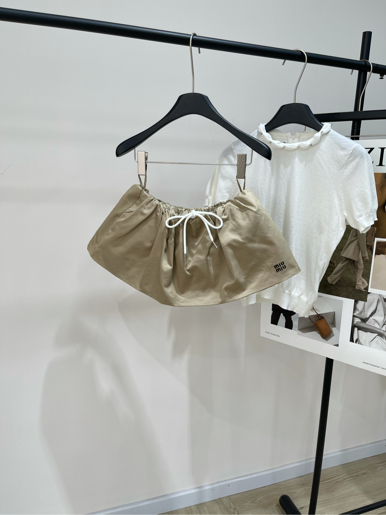 NO:334969,【M khaki puffy mini skirt】, fabric cotton   polyester fiber color khaki This Miu* short skirt is amazing!  The perfect combination of cotton   polyester fiber, comfortable and high-end!  The skin-friendly feeling of cotton   the clarity of polyester fiber. The upper body is breathable and not easy to wrinkle. The khaki color combination is just right. It has a vibrant and youthful atmosphere~ It is simply too comfortable to wear it in summer~ You can go out by just wearing white shoes!  Low-key, high-end and versatile. You can hold it on daily commute or date. The atmosphere is even more pleasing to the fullest~ Flat size (with underwear lining) S waist circumference 64 elasticity, skirt length 25 M waist circumference 68 elasticity, skirt length 26 L waist circumference 72 elasticity, skirt length 27 manual measurement will have 2~3cm errors within the normal range, miumiu, skirt, alexander wang19860909【M卡其色蓬蓬迷你短裙】 ,面料棉 聚酯纤维 颜色卡其色 这条Miu*短裙也太绝了吧！ 棉 聚酯纤维的完美组合,舒适又高级！ 棉质的亲肤感   聚酯纤维的挺括度 上身既透气又不易皱 卡其色配色不深不浅的刚刚好 自带一种活力青春的氛围感～ 夏天穿它简直不要太舒服～ 随便搭个小白鞋就能出门！ 低调又高级又百搭 日常通勤或约会都能hold住 拍照更是氛围感拉满～ 平铺尺码（有底裤内衬） S腰围64弹力,裙长25 M腰围68弹力,裙长26 L腰围72弹力,裙长27 手工测量会有2~3cm误差属于正常范围,,miumiu,skirts,alexander wang,Women's clothing