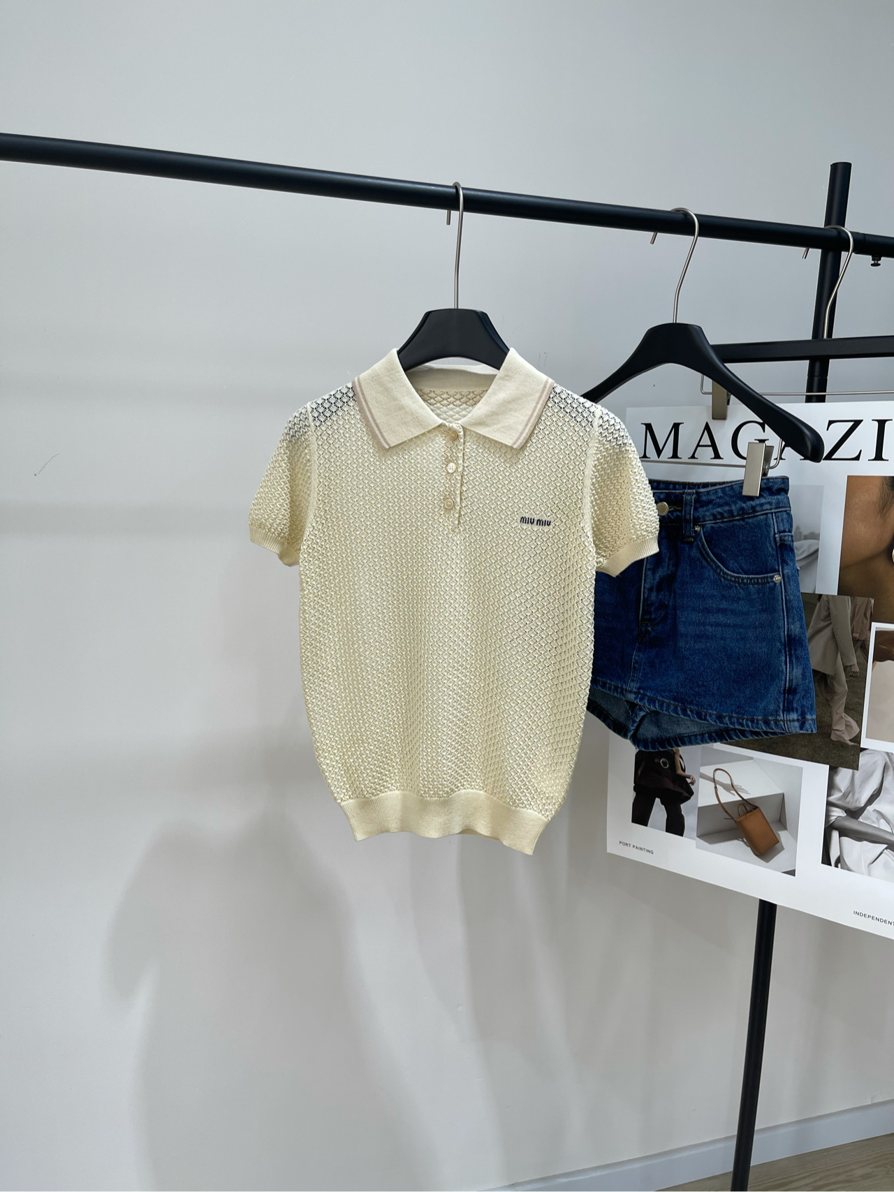 NO:334973,[M cream apricot polo hollow short-sleeved top], fabric worsened cotton, color cream apricot 2025New spring and summer women's ice-sensing hollow knitted short-sleeved miumiu knitted short-sleeved back, the daughter still has to be a mu. Intellectual gentleness reveals elegance, the upper body shows too much figure, especially the beauty of the waistline of a woman. One piece of clothing has two styles. College style highlights young girls. The sporty style shows sunshine and vitality. Miu who wears it, milky white creamy. Just choose it~~ Flat size S shoulder width 33, bust 80 elastic, 52, sleeve length 17 M shoulder width 34, bust 84 elastic, 53, sleeve length 18 L shoulder width 35, bust 88 elastic, 54, sleeve length 19  Manual measurement will have 2~3cm errors within the normal range, miumiu, T-shirt, alexander wang19860909【M奶油杏polo镂空短袖上衣】 ,面料精纺棉 颜色奶油杏 2025New春夏季女款冰感镂空针织短袖 miumiu针织短袖 千金归来还得是缪 知性温柔中透漏着优雅 上身太显身材了 特别衬托女性的腰线美 一件衣服两种风格 学院风衬托出青春少女 运动风表现出阳光活力 穿不腻的米乌,奶白色的奶油感 选它就对了~~ 平铺尺码 S肩宽33,胸围80弹力,衣长52,袖长17 M肩宽34,胸围84弹力,衣长53,袖长18 L肩宽35,胸围88弹力,衣长54,袖长19 手工测量会有2~3cm误差属于正常范围,,miumiu,T-shirt,alexander wang,Women's clothing