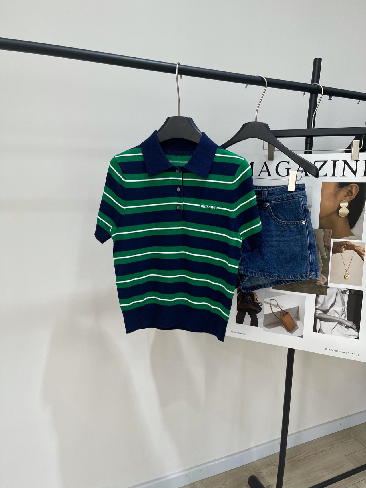 NO:334975,[M blue and green color-blocked polo knitted short sleeves], fabric cotton blend, color blue and green stripes, * polo shirt closes its eyes and collects it~ It has a white and retro beauty and high casual feeling, not ordinary cotton, this is a bit of knitted cotton texture, soft and comfortable. I especially like its style, the front shoulder version, the upper body looks flat and thin on the back, and it does not have the business sense of a regular polo shirt, and the shape is more fashionable and casual. The color matching is also very popular, with navy blue and green stripes mixed with white pinstripes. The white pinstripes are three-dimensional concave and convex, and the material feel is great!  Flat size S shoulder width 36, bust 84 elastic, garment length 54, sleeve length 23 M shoulder width 37, bust 88 elastic, garment length 55, sleeve length 24 L shoulder width 38, bust 92 elastic, garment length 56, sleeve length 25 Manual measurement will have 2~3cm errors within the normal range, T-shirt, alexander wang19860909【M蓝绿拼色polo针织短袖】 ,面料棉混纺 颜色蓝绿条纹 *的polo衫闭眼来收哈～ 有种显白复古的美高休闲感 不是普通棉质 这个有点针织棉的质感 柔软且舒适 特别喜欢它的版型,正肩的版 上身显得肩平背薄 没有常规polo衫的商务感,造型更时髦休闲. 配色也超爱,藏青和绿色条纹夹杂着白色细条纹 白色细条纹是立体凹凸感哦,实物质感超棒！ 平铺尺码 S肩宽36,胸围84弹力,衣长54,袖长23 M肩宽37,胸围88弹力,衣长55,袖长24 L肩宽38,胸围92弹力,衣长56,袖长25 手工测量会有2~3cm误差属于正常范围,,T-shirt,alexander wang,Women's clothing