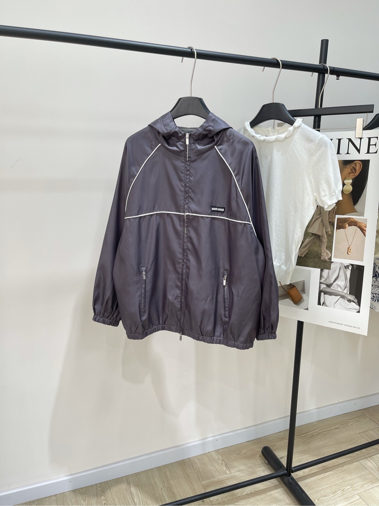 NO:334983,[M gray white edge hooded sunscreen windbreaker], fabric polyester fiber   gauze mesh color gray * ｜Split sunscreen jacket 25SS is available in the early spring!  High-end production!  The logo patch embroidery is exquisite and three-dimensional, loose and casual style, ragdoll sleeve design, visual slimming, casual and free, sports shorts, lengthen the leg lines, exposed pockets, and stylish design. Single or whole outfits can easily create a fashionable and dynamic style!  Flat size S raboscrews, bust 124, garment length 67, rotator sleeve length 70 M raboscrews, bust 128, garment length 68, rotator sleeve length 71 L raboscrews, bust 132, garment length 69, rotator sleeve length 72 Manual measurement will have 2~3cm errors within the normal range, shorts, jackets & coats, hats, alexander wang19860909【M灰色白边连帽防晒风衣】 ,面料聚酯纤维 纱网 颜色灰色 * ｜拼接连唱防晒外套 25SS早春上新！高版出品！ 徽标贴布刺绣精致立体 宽松休闲版型,插肩袖设计 视觉显瘦,随性自如,运动版型短裤 拉长腿部线条,口袋外露设计个性有型 单穿或整套穿搭 都能轻松打造时髦感,活力满满的潮流范！ 平铺尺码 S插肩袖,胸围124,衣长67,肩袖长70 M插肩袖,胸围128,衣长68,肩袖长71 L插肩袖,胸围132,衣长69,肩袖长72 手工测量会有2~3cm误差属于正常范围,,shorts,jackets & coats,hats,alexander wang,Women's clothing