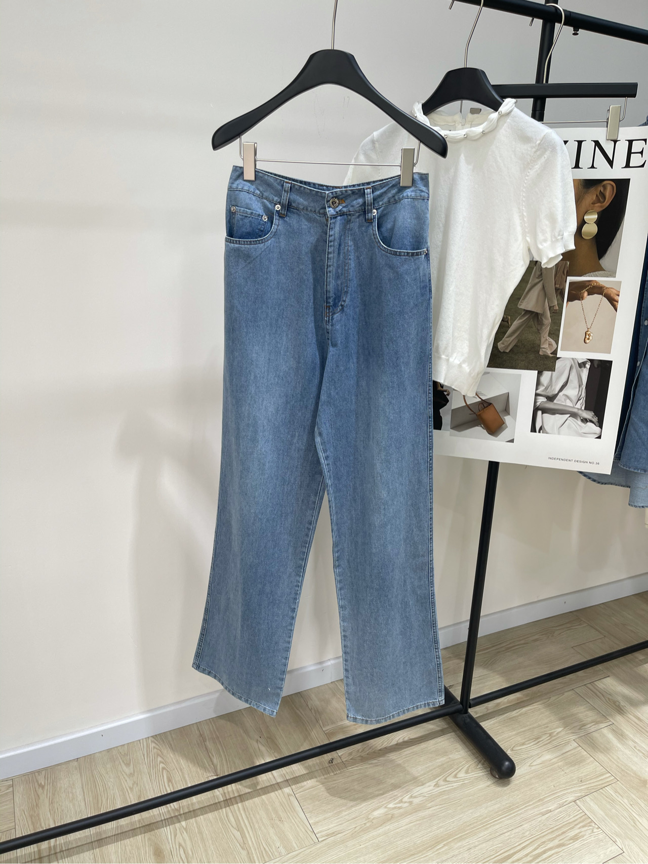 NO:334985,【M light blue patch letter soft denim trousers】, fabric soft denim cotton color denim blue Miu25 spring and summer new style Customized heavy industry fermented washing denim back pocket patch embroidered letters Metal buckle trousers shipped, versatile and comfortable and easy to wear wide-leg style Customized workwear style The trousers fit and not tight, medium and high waist The waist style has been repeatedly adjusted, the fat is closed and comfortable and easy to wear without slimming, Super recognition Customized denim letter metal buckle Zipper head electroplating restore high quality Flat size S waist 70, hip 96, trouser length 113 M waist 74, hip 100, trouser length 114 L waist 78, hip 104, trouser length 115 Manual measurement will have 2~3cm errors within the normal range, miumiu, alexander wang19860909【M浅蓝色贴布字母软牛仔长裤】 ,面料软牛仔棉 颜色牛仔蓝 Miu25春夏新款 定制重工酵洗牛仔后幅口袋贴布刺绣字母 金属扣长裤出货 版型百搭舒适好穿阔腿款式 定制工装风 裤身合身不紧绷,中高腰 腰部版型经过反复调整 收拢赘肉舒适好穿不勒腹 超强辨识度 定制牛仔字母金属扣 拉链头电镀还原高品质 平铺尺码 S腰围70,臀围96,裤长113 M腰围74,臀围100,裤长114 L腰围78,臀围104,裤长115 手工测量会有2~3cm误差属于正常范围,,miumiu,alexander wang,Women's clothing