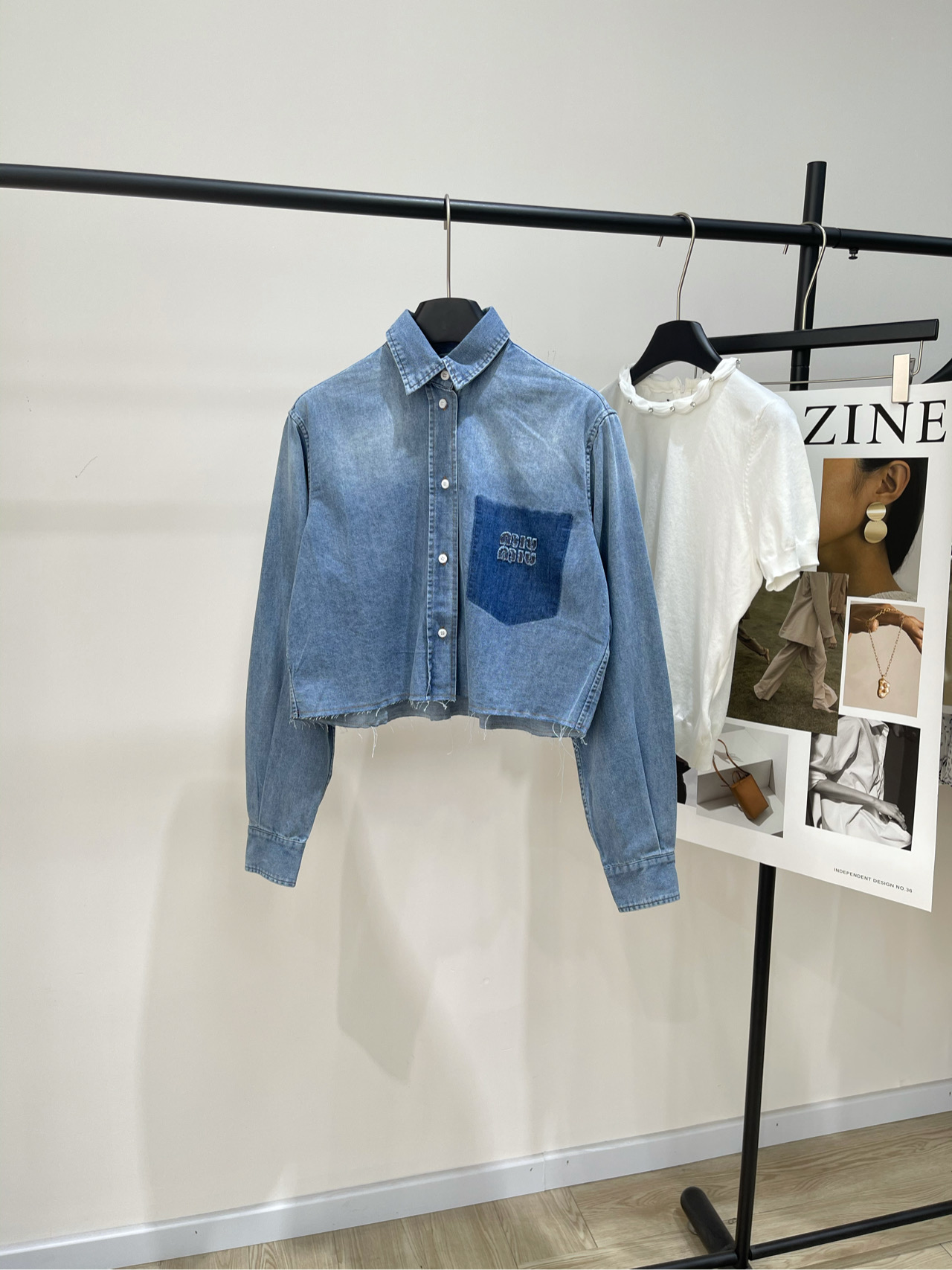 NO:334987,【M old light blue wooled soft denim short shirt】, fabric soft denim cotton color denim blue Miu25 spring and summer new custom heavy industry washing water patch embroidered letter lapel denim shirt shipped, basic and fashionable layering Denim washing water tailoring design is very fashionable, the upper body is the most elegant baby Customized fabric pattern Three-dimensional cut style All details are online Flat size S shoulder width 43, bust 116, garment length 48, sleeve length 63 M shoulder width 44, bust 120, garment length 49, sleeve length 64 L shoulder width 45, bust 124, garment length 50, sleeve length 65 Manual measurement will have 2~3cm errors belong to the normal range,,miumiu,shirts,alexander wang19860909【M做旧浅蓝毛边软牛仔短衬衫】 ,面料软牛仔棉 颜色牛仔蓝 Miu25春夏新款定制重工洗水 贴布刺绣字母翻领牛仔衬衣出货 基础又可做时髦叠穿 牛仔洗水剪裁设计好时髦 上身就是最有气质的崽 定制的面料纹路 立体裁剪版型 所有细节都在线 平铺尺码 S肩宽43,胸围116,衣长48,袖长63 M肩宽44,胸围120,衣长49,袖长64 L肩宽45,胸围124,衣长50,袖长65 手工测量会有2~3cm误差属于正常范围,,miumiu,shirts,alexander wang,Women's clothing