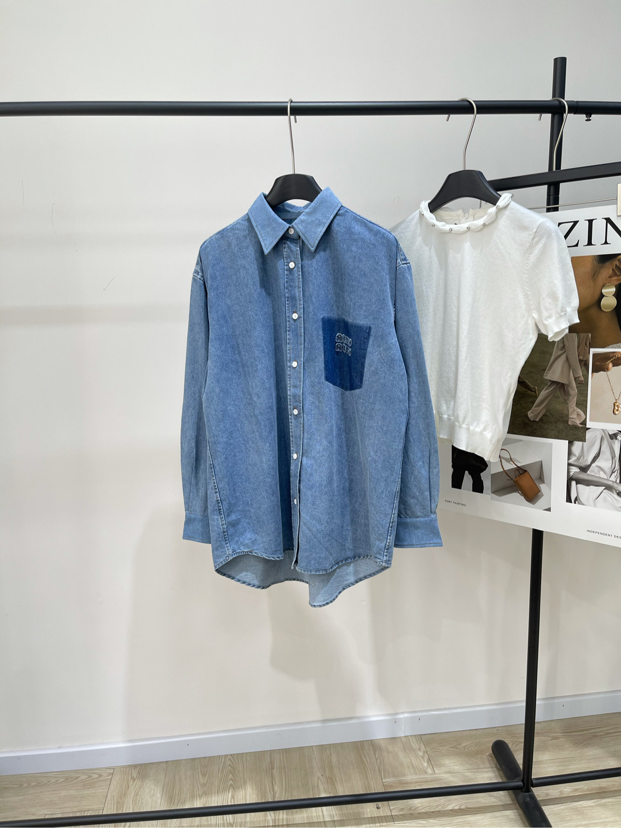 NO:334991,【M old light blue medium-length soft denim shirt】, fabric soft denim cotton color denim blue Miu25 spring and summer new custom heavy industry washing water patch embroidered letter lapel long denim shirt shipped, basic and fashionable layering, neckline cuffs, all spliced ​​suede, denim washing water tailoring design is very fashionable, upper body is the most elegant girl Customized fabric pattern customized three-dimensional pattern, and all details are online Flat size S shoulder width 50, bust 126, garment length 82, sleeve length 58 M shoulder width 51, bust 130, garment length 83, sleeve length 59 L shoulder width 52, bust 134, garment length 84, sleeve length 60 Manual measurement will have 2~3cm errors within the normal range, miumiu,shirts,chamois leather,alexander wang19860909【M做旧浅蓝中长款软牛仔衬衫】 ,面料软牛仔棉 颜色牛仔蓝 Miu25春夏新款定制重工洗水 贴布刺绣字母翻领长牛仔衬衣出货 基础又可做时髦叠穿 领口袖口 都有拼接麂皮 牛仔洗水剪裁设计好时髦 上身就是最有气质的Girl 定制的面料纹路定制立体版型 还所有细节都在线 平铺尺码 S肩宽50,胸围126,衣长82,袖长58 M肩宽51,胸围130,衣长83,袖长59 L肩宽52,胸围134,衣长84,袖长60 手工测量会有2~3cm误差属于正常范围,,miumiu,shirts,chamois leather,alexander wang,Women's clothing