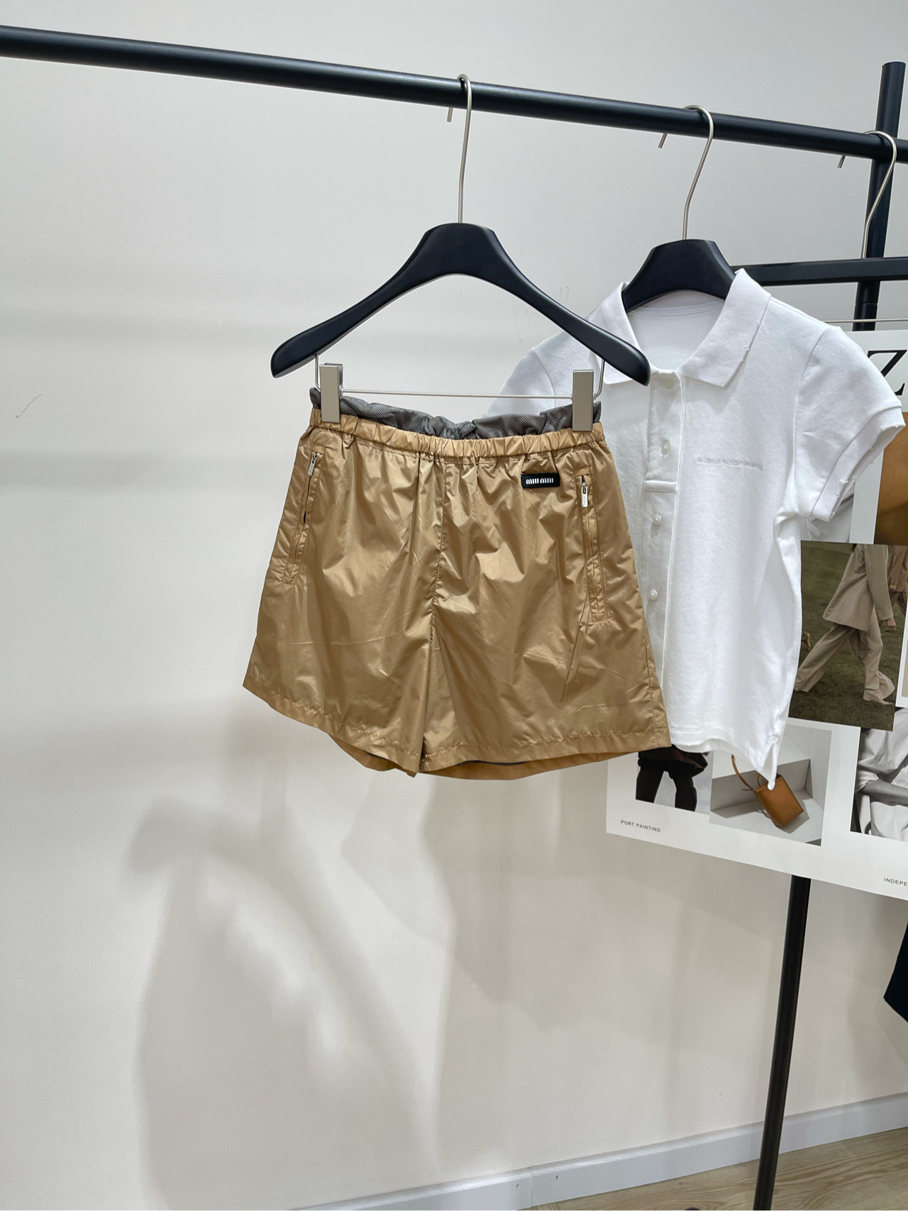 NO:334997,[M milk tea color mesh outward casual shorts], fabric nylon   gauze net color milk tea * ｜ Sports mesh outward shorts 25SS early spring new style is available!  The sporty style of silk technology fabrics. This shorts further enhance the charm. The waist is flipped down to reveal the mesh lining as a surprise element. Shows a casual attitude, and the pocket design on both sides makes it loose and slim. The upper body can be matched with a short top or a suit jacket!  Flat size S waist circumference 62 elasticity, hip circumference 100, trouser length 40 M waist circumference 66 elasticity, hip circumference 104, trouser length 41 L waist circumference 70 elasticity, hip circumference 108, trouser length 42 Manual measurement will have 2~3cm errors within the normal range, shorts, alexander wang19860909【M奶茶色网面外翻休闲短裤】 ,面料尼龙 纱网 颜色奶茶色 * ｜运动网面外翻短裤 25SS早春新款上新！ 丝质科技面料的运动风格 为此款短裤进一步提升魅力 腰部采用下翻式设计 显露网面衬里作为惊喜元素 展现休闲态度,两侧口袋设计 宽松显瘦,上身可搭配短款上衣或者套装冲锋衣！ 平铺尺码 S腰围62弹力,臀围100,裤长40 M腰围66弹力,臀围104,裤长41 L腰围70弹力,臀围108,裤长42 手工测量会有2~3cm误差属于正常范围,,shorts,alexander wang,Women's clothing