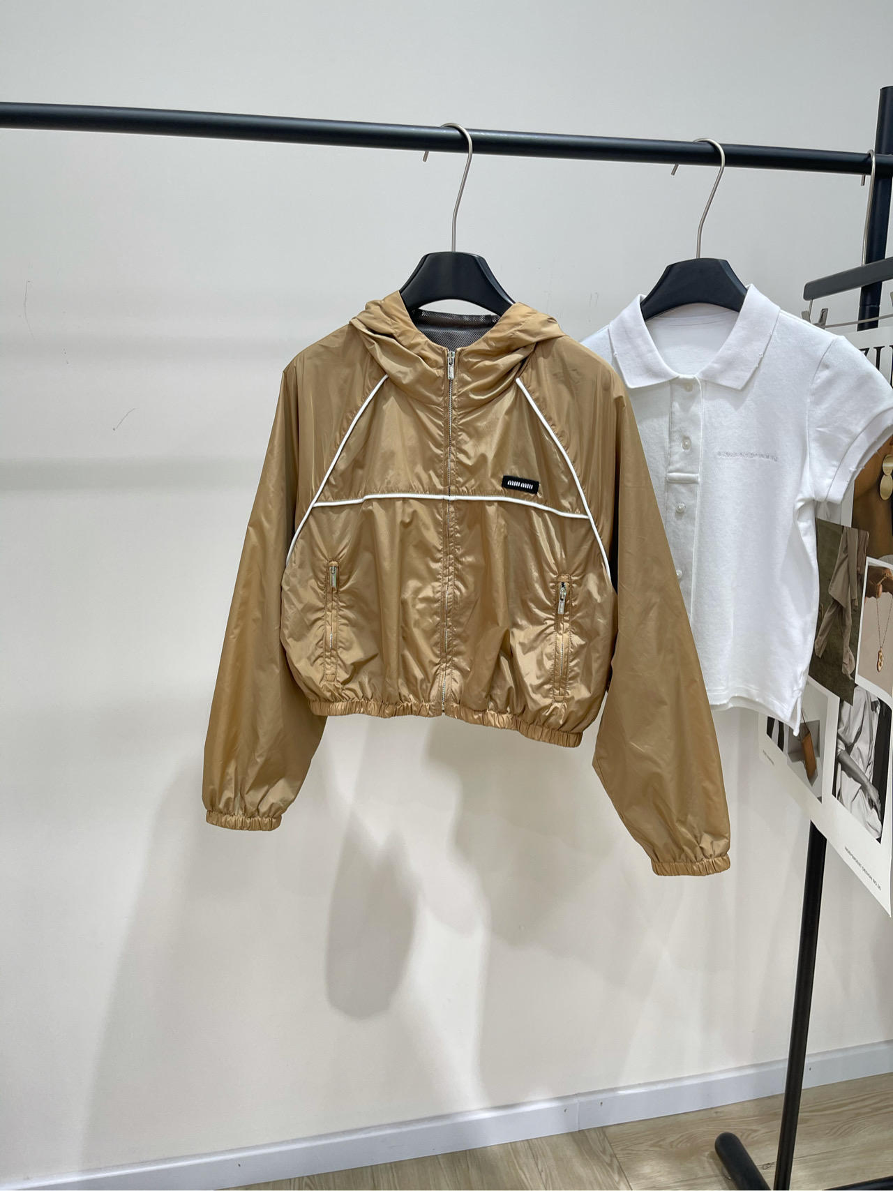 NO:335003,【M milk tea logo hooded sunscreen windbreaker】, fabric nylon   gauze mesh color milk tea color Miumi* 25Ss spring and summer new style Miumi tea nylon series micro-label hooded jacket   high-waist shorts 丨Contrast color tying edge embellishment design Super slim, capable and cool and handsome Chest patch logo embellishment Full of fashionable classic loose style Imported nylon fabric Lightweight comfortable and sun protection Windproof Inner lining is a breathable mesh lining A series of matching upper body is cool and handsome, it is simply a must-have for cool Girls Casual and fashionable Sketch Recommended suits S raven sleeves, bust 110, 48, rotator sleeves 69 M raven sleeves, bust 114, 49, rotator sleeves 70 L raven sleeves, bust 118, 50, rotator sleeves 71  Manual measurement will have 2~3cm errors within the normal range, miumiu, shorts, jackets & coats, hats, alexander wang19860909【M奶茶色徽标连帽防晒风衣】 ,面料尼龙 纱网 颜色奶茶色 Miumi* 25Ss春夏新款 奶茶色尼龙系列微标连帽外套 高腰短裤 丨撞色捆边点缀设计 超显瘦 干练且酷帅 胸口贴布logo点缀 时髦感拉满 经典宽松版型 进口尼龙面料 轻薄舒适又防晒防风 内里是透气网里衬 一系列搭配上身又酷又帅 简直是酷Girl必备穿搭 休闲时髦感 套装推荐 把糖炒栗子穿上身 平铺尺码 S插肩袖,胸围110,衣长48,肩袖长69 M插肩袖,胸围114,衣长49,肩袖长70 L插肩袖,胸围118,衣长50,肩袖长71 手工测量会有2~3cm误差属于正常范围,,miumiu,shorts,jackets & coats,hats,alexander wang,Women's clothing