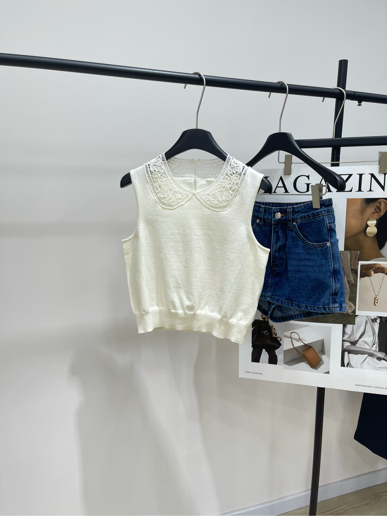 NO:335009,[ce beige crochet doll collar knitted vest], fabric wool   nylon, color beige celin* new style is coming to beige hollow collar, so beautiful!  Original customization!  This vest is so beautiful that I am so happy that I must recommend it to you!  When I first saw this vest, I was deeply attracted by its crochet collar!  The delicate woven crochet rope and fresh floral patterns are intertwined. They are like the messenger of spring, gentle and elegant. Moreover, the texture of the knitted vest is super comfortable. When worn, you can feel the warmth and comfort of spring. In terms of matching, this vest is also super versatile!  You can easily create elegant temperament with high-waisted pants or A-line skirt. Whether it is dating, shopping or working, you can become the focus of the crowd. Flat size S shoulder width 34, bust 86 elasticity, 45 M shoulder width 35, bust 90 elasticity, 46 L shoulder width 36, bust 94 elasticity, 47 length 2~3cm errors are included in the normal range, celine, skirts, alexander wang19860909【ce米白钩花娃娃领针织背心】 ,面料羊毛 锦纶 颜色米白色 Celin*新款来袭钩花镂空领美哭我了！ 原版定制！这款背心简直是美到让我心花怒放,必须要安利给你们！ 第一眼看到这款背心 我就被它的钩花领深深吸引了！ 细腻的编织钩花绳与清新的花卉图案交织在一起 简直就像春天的使者,温柔又不失优雅 而且,针织背心的质地超级舒适 穿上它仿佛能感受到春天的温暖和舒适. 搭配方面,这款背心也是超级百搭！ 可以搭配高腰裤或A字裙,轻松打造优雅气质 无论是约会、逛街还是上班 都能让你成为人群中的焦点 平铺尺码 S肩宽34,胸围86弹力,衣长45 M肩宽35,胸围90弹力,衣长46 L肩宽36,胸围94弹力,衣长47 手工测量会有2~3cm误差属于正常范围,,celine,skirts,alexander wang,Women's clothing