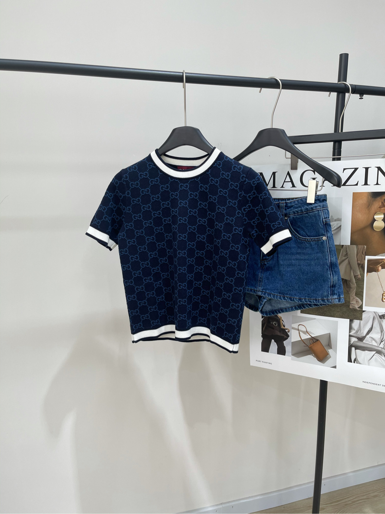 NO:335015,[GG hidden blue and white edge round neck knitted short sleeves], fabric worsted cotton, color hidden blue Gucc*2025 new product is available, jacquard knitted short sleeves, customized YB cotton yarn woven, comfortable texture, breathable and easy to wear, short sleeve knitted top cut, two-color intertwined full diamond distribution, double G letter jacquard, fixed color and dyeing process, perfect restoration of the quality, round neck properly exposed skin, beautify the head and shoulder ratio, white embellishment of the cuff hem and collar edge, strong contrast style, regular style, modify the figure, playful and age-reducing, easy to control when traveling or relaxing, flat size S shoulder width 35, bust 82 stretch, 52, sleeve length 21 M shoulder width 36, bust 86 stretch, 53, sleeve length 22 L shoulder width 37, bust 90 stretch, 54, sleeve length 23  Manual measurement will have 2~3cm errors within the normal range, gucci, T-shirt, alexander wang19860909【GG藏蓝白边圆领针织短袖】 ,面料精纺棉 颜色藏蓝 Gucc*2025新品上架 提花针织短袖 定制YB棉质纱线织造 质感舒适 透气好穿 短袖针织上衣剪裁 双色交织满印菱格分布双G字母提花 定色定染工艺 完美还原品相 圆领恰当露肤 美化头肩比例更显瘦 袖口下摆和领边以白色点缀 对比风格强烈 常规版型 修饰身材 俏皮减龄 日常出行或轻松聚会轻松驾驭 平铺尺码 S肩宽35,胸围82弹力,衣长52,袖长21 M肩宽36,胸围86弹力,衣长53,袖长22 L肩宽37,胸围90弹力,衣长54,袖长23 手工测量会有2~3cm误差属于正常范围,,gucci,T-shirt,alexander wang,Women's clothing