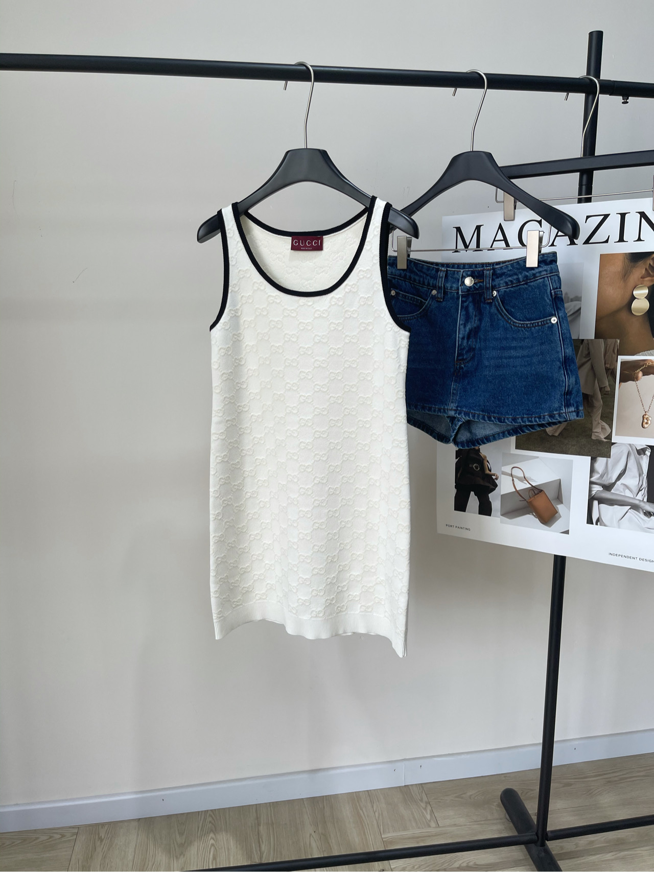 NO:334992,【GG white U-neck knitted vest skirt】, fabric worsted cotton color white GG25 spring and summer new style Heavy industry presbyterian letter knitted sleeveless long dress shipped fashionable and eye-catching high-end custom fabric matching Customized fabrics All high-quality workmanship details Imported yarn texture is invincible, age-reducing girl temperament versatile, classic style is a must-have for huge slimness and fashionable tiling size S shoulder width 30, bust 78 elastic, skirt length 81 M shoulder width 31, bust 82 elastic, skirt length 82 L shoulder width 32, bust 86 elastic, skirt length 83 manual measurement will have 2 to 3cm errors belong to the normal range, skirt, skirt19860909【GG白色U领针织背心裙】 ,面料精纺棉 颜色白色 GG25春夏新款 重工老花字母针织无袖长款连衣裙出货 时髦抢眼高级定制面料搭配 定制版型面料 做工细节全部高品质 进口纱线质感无敌 减龄少女气质百搭 经典版型巨显瘦时髦必备 平铺尺码 S肩宽30,胸围78弹力,裙长81 M肩宽31,胸围82弹力,裙长82 L肩宽32,胸围86弹力,裙长83 手工测量会有2～3cm误差属于正常范围,,skirts,alexander wang,Women's clothing