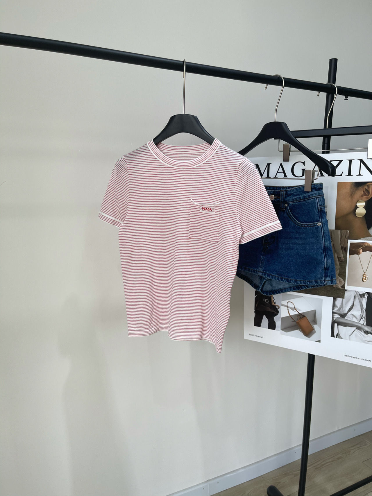 NO:334998,【P red and white pinstripe knitted round neck short sleeve】, fabric Tianshi cotton, color red and white pinstripes Pra25 spring and summer new contrasting color logo embroidered letters Stripe round neck gold knitted short sleeve top shipped soft and glutinous but not lose the bones and bones Classic contrasting color stripes, low-key and not exaggerated, simple and charming Round neck design, modify the neck line The contrasting color logo letter design on the chest adds a sense of design to the overall casual atmosphere S slim fit style, comfortable and delicate fabric Flat size S shoulder width 34, bust 82 stretch, 54, sleeve length 20 M shoulder width 35, bust 86 stretch, 55, sleeve length 21 L shoulder width 36, bust 90 stretch, 56, sleeve length 22 Hand measurement will have 2~3cm errors belong to the normal range, prada, T-shirt, alexander wang19860909【P红白细条纹针织圆领短袖】 ,面料天丝棉 颜色红白细条纹 Pra25春夏新款撞色徽标刺绣字母 条纹圆领金针织短袖上衣出货 软软糯糯却又不失筋骨感 经典撞色条纹,低调不浮夸,简单有魅力 圆领设计,修饰颈部线条 胸前撞色徽标字母设计 在整体的休闲氛围中增添设计感 修身的版型,面料舒适细腻 平铺尺码 S肩宽34,胸围82弹力,衣长54,袖长20 M肩宽35,胸围86弹力,衣长55,袖长21 L肩宽36,胸围90弹力,衣长56,袖长22 手工测量会有2~3cm误差属于正常范围,,prada,T-shirt,alexander wang,Women's clothing