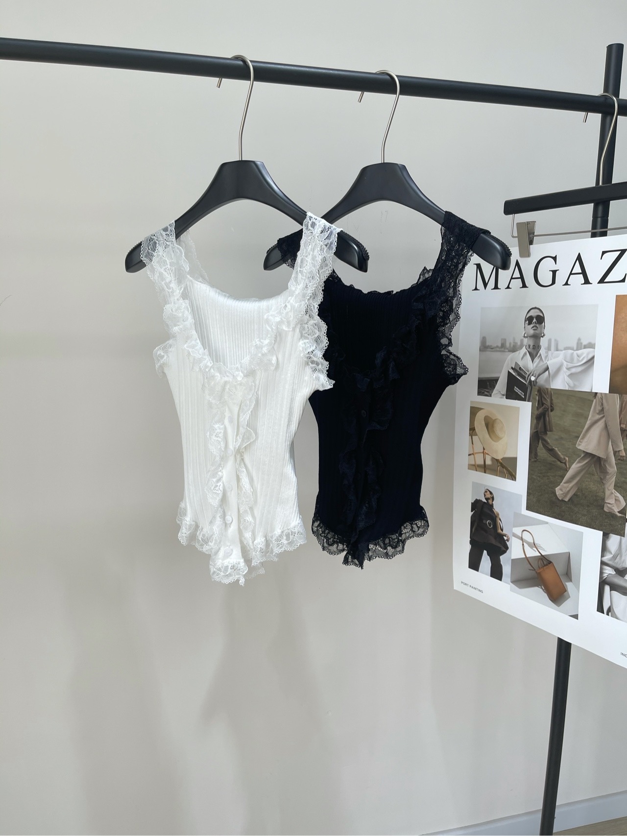 NO:335391,【PA lace lace button knit vest】, fabric nylon   viscose nylon color white and black PA spring and summer rose story Liu Yifei same style black/white lace top uses lace lace, texture and other fabrics irregular slim design style button opening and closing decoration Super fairy small vest Flat size S bust 62 elasticity, 45 M bust 66 elasticity, 46 L bust 70 elasticity, 47 length, manual measurement will have 2~3cm errors belong to the normal range, alexander wang19860909【PA蕾丝花边纽扣针织背心】 ,面料锦纶  粘胶尼龙 颜色白色、黑色 PA 春夏玫瑰的故事刘亦菲同款 黑/白蕾丝上衣 采用蕾丝花边、肌理感等面料 不规则修身设计版型 纽扣开合装饰 超级仙的一件小背心 平铺尺码 S胸围62弹力,衣长45 M胸围66弹力,衣长46 L胸围70弹力,衣长47 手工测量会有2~3cm误差属于正常范围,,alexander wang,Women's clothing