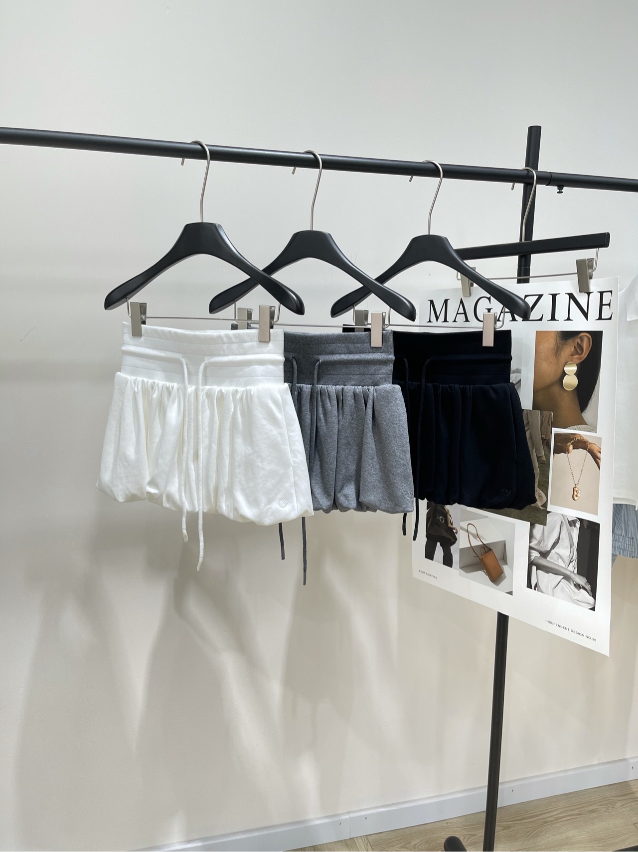 NO:335397,【ao three-color flower buds fluffy short skirt】, fabric cotton   spandex Color white, gray, black 25ss aoanao flower buds fluffy short skirt｜White gray black Flower buds are elegant but not wrinkled, and contain breathable safety pants. Comfortable and safe to wear. Wide board elastic strap waist design easily outlines the graceful figure. The A-shaped pattern has a significant slimming effect, and at the same time lengthens the leg lines to make the overall shape more elegant and easily concave. Flat size (with anti-light lining) S waist circumference 64 elasticity, hip circumference 94 elasticity, skirt length 33 M waist circumference 68 elasticity, hip circumference 98 elasticity, skirt length 34 L waist circumference 72 elasticity, hip circumference 102 elasticity, skirt length 35 Manual measurement will have 2~3cm errors belong to the normal range, skirt, skirt19860909【ao三色花苞蓬蓬短裙裤】 ,面料棉 氨纶 颜色白色、灰色、黑色 25ss aoanao花苞蓬蓬短裙｜白灰黑 花苞设计优雅而不易皱,内含透气安全裤 穿着舒适又安全 宽板松紧系带束腰设计 轻松勾勒出曼妙身姿 A字版型显瘦效果显著,同时拉长腿部线条 使整体造型更加优雅,轻松凹造型 平铺尺码（有防走光内衬） S腰围64弹力,臀围94弹力,裙长33 M腰围68弹力,臀围98弹力,裙长34 L腰围72弹力,臀围102弹力,裙长35 手工测量会有2~3cm误差属于正常范围,,skirts,alexander wang,Women's clothing