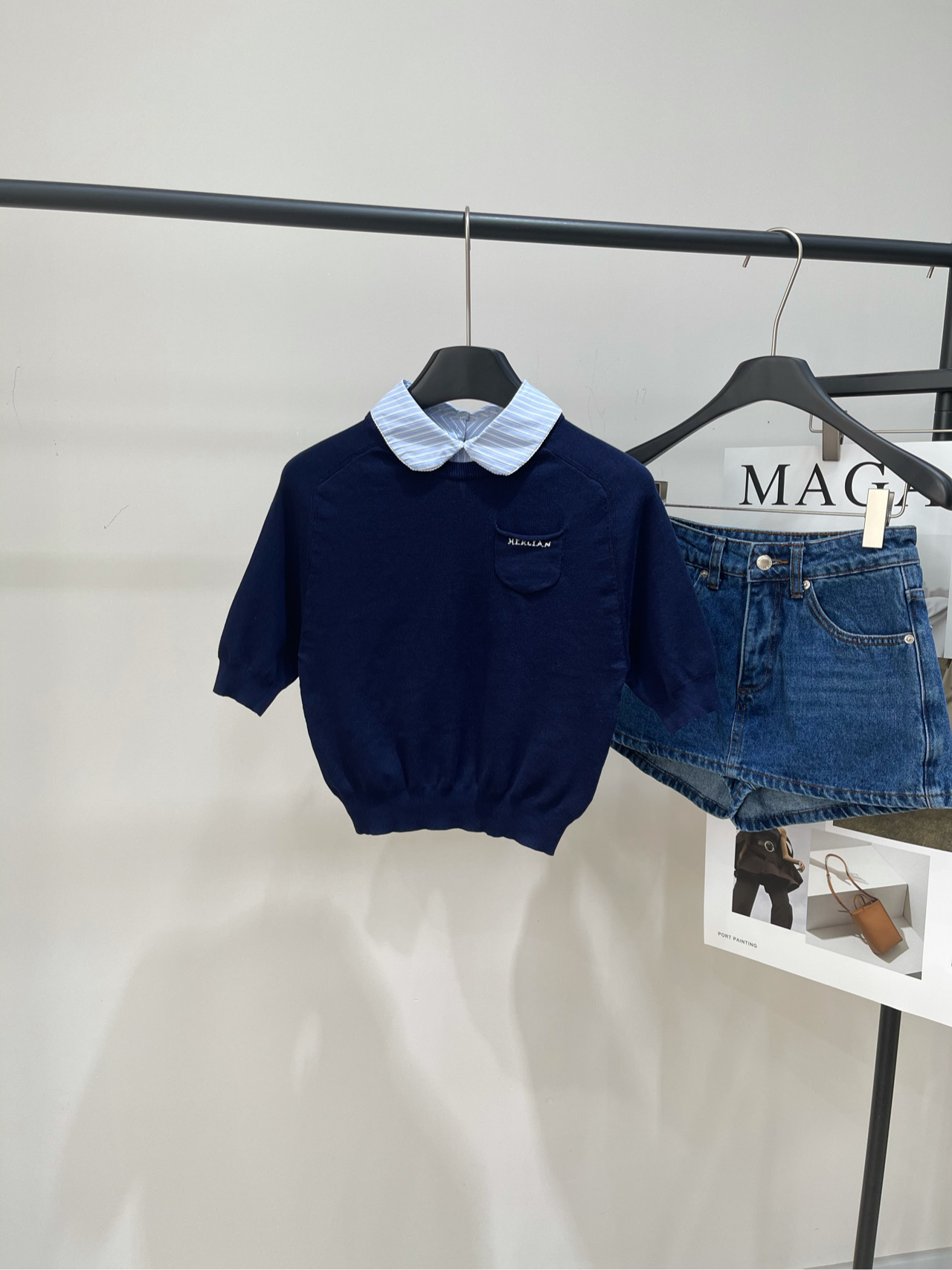 NO:335403,【Her Navy Blue Doll Collar Knitted Short Sleeve】, Fabric Wool   Lycel fiber, Color Navy Blue, HERLIAN Exquisite and Playful Academy, Miu Department High Zhishen Wearing Method, Unlock the texture of the street, Doll Collar Knitted Top is exquisite and beautiful, with a sweet and delicious taste~ Customized blue and white striped lace doll collar, Single pocket design, exquisite letter embroidery Recommended to buy~ Flat size S Ragshang sleeves, bust 74 elastic, 45 length, rotator sleeves 35 M Ragshang sleeves, bust 78 elastic, 46 length, rotator sleeves 36 L Ragshang sleeves, bust 82 elastic, 47 length, rotator sleeves 37 Manual measurement will have 2~3cm errors within the normal range, miumiu, T-shirt, alexander wang19860909【Her藏蓝色娃娃领针织短袖】 ,面料羊毛 莱赛尔纤维 颜色藏蓝色 HERLIAN精致俏皮学院千金 miu系高智感穿法 解锁出街千金质感 娃娃领针织上衣精致又好看 有高智甜美那味啦～ 订制蓝白条纹花边娃娃领 单口袋设计,精美字母刺绣 推荐入手～ 平铺尺码 S插肩袖,胸围74弹力,衣长45,肩袖长35 M插肩袖,胸围78弹力,衣长46,肩袖长36 L插肩袖,胸围82弹力,衣长47,肩袖长37 手工测量会有2~3cm误差属于正常范围,,miumiu,T-shirt,alexander wang,Women's clothing