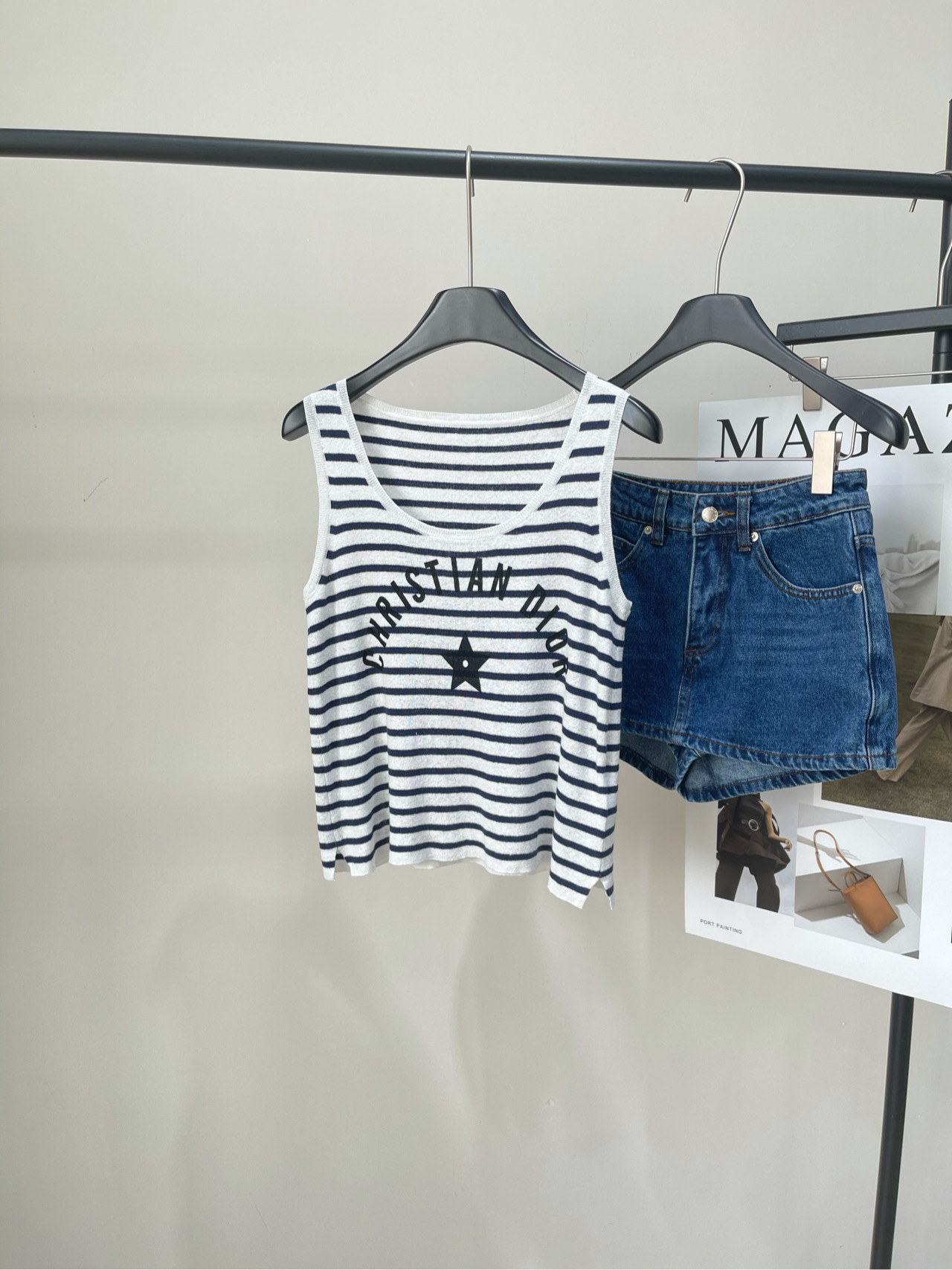 NO:335840,[D Blue and White Stripe Stars Linen Knitted Vest], Fabric Linen   Cashmere Color Hidden Blue Spliced ​​Stripes Original Custom Line Vest Dio*25 New Style Playful Little Beixin is it This vest comes from Diorviera Limited Series Decorated with classic off-white and navy blue D-Stripes pattern carefully crafted with linen-blend fabric Decorated with striped patterns to highlight the Christian Dior logo Embellished with Dior stars Can be matched with this season's shorts to create a sophisticated classic styling S S Shoulder width 32, bust 78 stretch, 50 M Shoulder width 33, bust 82 stretch, 51 L Shoulder width 34, bust 86 stretch, 52 length  Manual measurement will have 2~3cm errors within the normal range, dior, shorts, alexander wang19860909【D蓝白条纹星星亚麻针织背心】 ,面料亚麻 羊绒 颜色藏蓝拼白条纹 原版定制亚麻背心 Dio*25新款 俏皮小北心就它了 这款背心来自 Dioriviera 限定系列 饰以经典的米白色和海军蓝色 D-Stripes 图案 采用亚麻混纺面料精心制作 饰以条纹图案,突显 Christian Dior 标志 点缀以Dior 星星 可与本季的短裤搭配,打造精致的经典造型 平铺尺码 S肩宽32,胸围78弹力,衣长50 M肩宽33,胸围82弹力,衣长51 L肩宽34,胸围86弹力,衣长52 手工测量会有2~3cm误差属于正常范围,,dior,shorts,alexander wang,Women's clothing