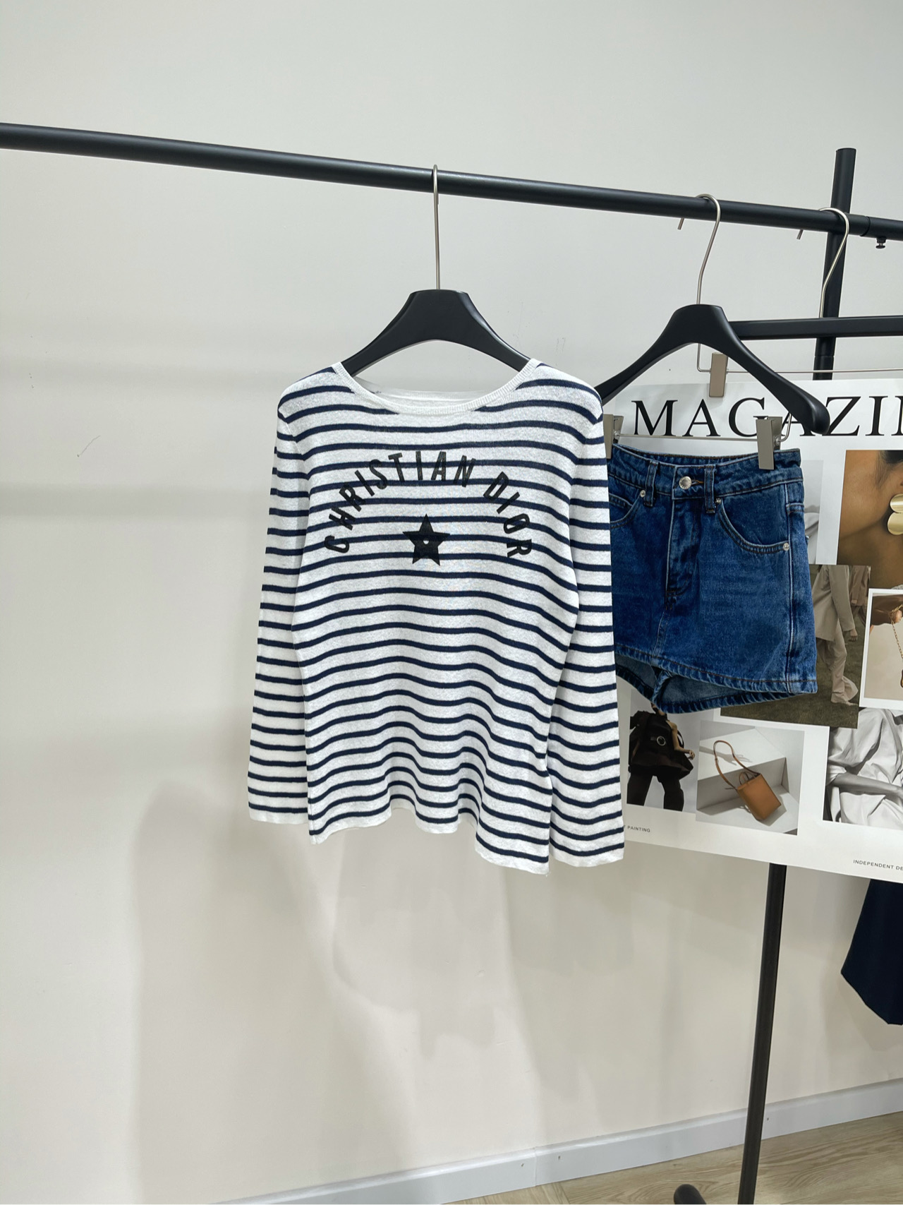 NO:335844,[D blue and white striped star linen long-sleeved sweater], fabric linen   cashmere, color hidden blue and white stripes, original custom linen long-sleeved sweater Dio*25 new style, good texture. This sweater is from Diorviera Limited series, decorated with classic off-white and navy blue D-Stripes pattern, carefully crafted with linen-blend fabric, decorated with striped patterns, highlighting the Christian Dio* logo, embellished with Dior stars, can be matched with this season's shorts to create a delicate classic look. The small loose style is not picky~ Sun protection, comfortable and breathable in summer, flat size S shoulder width 37, bust 92 stretch, 57, sleeve length 56 M shoulder width 38, bust 96 stretch, 58, sleeve length 57, sleeve length 57, sleeve length 57 M shoulder width 38, bust 96 stretch, 58, sleeve length 57, sleeve length 57, sleeve length 57, shoulder width 38, bust 96 stretch, 58, sleeve length 57, sleeve length 57, Shout width 37, bust 92 stretch, 57, sleeve length 57, shoulder width 38, bust 96 stretch, 58, sleeve length 57, Shout length 57, Shout width 37, bust 92 stretch, 57, sleeve length 57, Shout width 37, bust 92 stretch, 57, bust 97 stretch, 58, sleeve length 57, Shout length 57, Shout width 37, bust 92 stretch, 57, Shout length 37, bust 92 stretch, 57, Shout length 37, bust 92 stretch, 57, Shout length 37, bust 92 stretch, 57, Shout length 37, bust 92 stretch, 57, Shout  L shoulder width 39, bust 100 elasticity, garment length 59, sleeve length 58, manual measurement will have 2~3cm errors within the normal range, dior, shorts, alexander wang19860909【D蓝白条纹星星亚麻长袖针织衫】 ,面料亚麻 羊绒 颜色藏蓝拼白条纹 原版定制亚麻长袖针织衫 Dio*25新款 质感好好 这款针织衫来自 Dioriviera 限定系列 饰以经典的米白色和海军蓝色 D-Stripes 图案 采用亚麻混纺面料精心制作 饰以条纹图案,突显 Christian Dio*标志 点缀以Dior 星星 可与本季的短裤搭配,打造精致的经典造型 小宽松版型不挑人～ 夏天防防晒舒适透气 平铺尺码 S肩宽37,胸围92弹力,衣长57,袖长56 M肩宽38,胸围96弹力,衣长58,袖长57 L肩宽39,胸围100弹力,衣长59,袖长58 手工测量会有2~3cm误差属于正常范围,,dior,shorts,alexander wang,Women's clothing