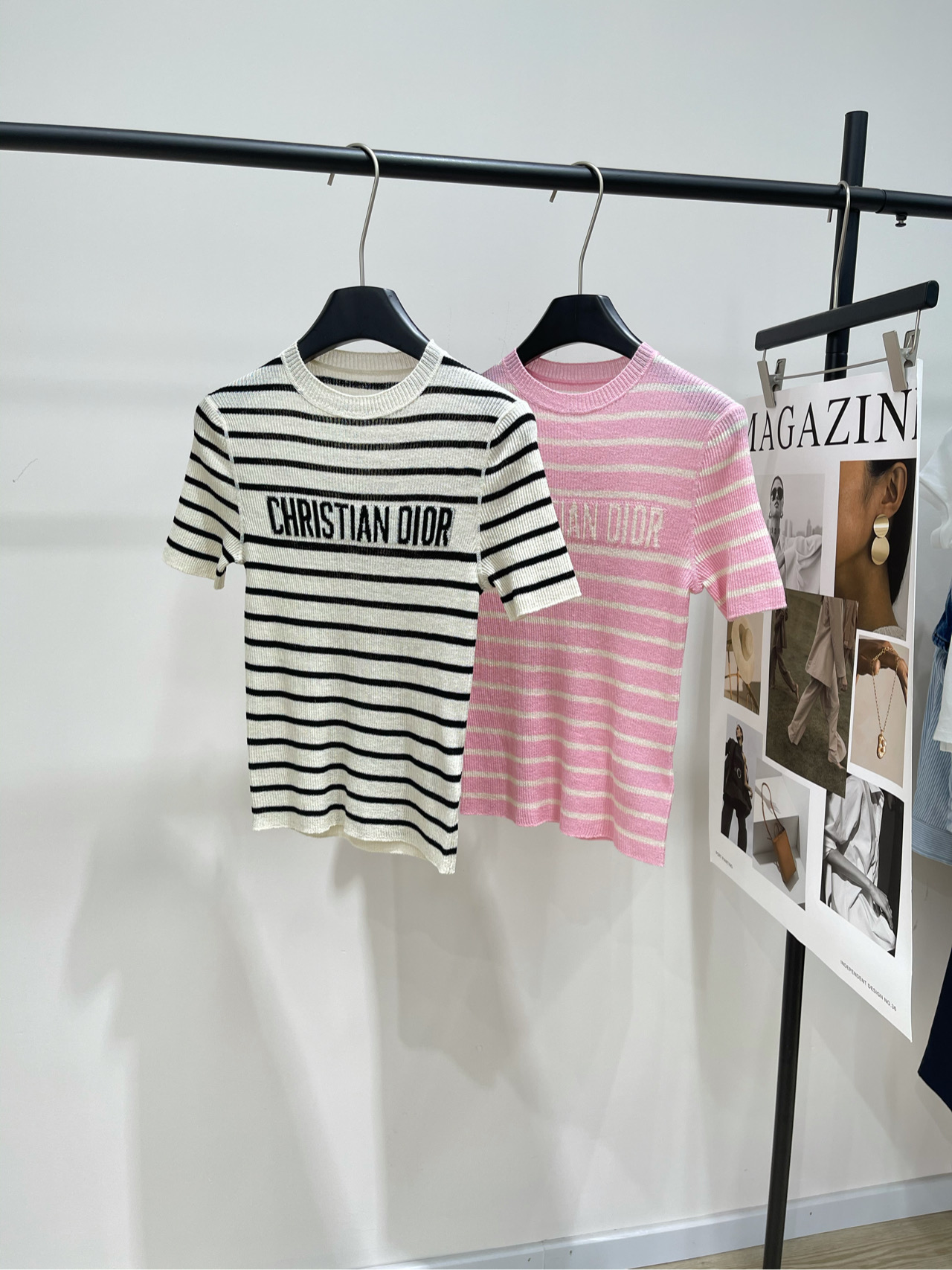 NO:335848,【D contrast striped linen knit short sleeves】, fabric mulberry silk   linen color apricot color, pink Dio25 spring and summer new contrast linen silk Original custom development ~ Blended knitted fabric D-Stripes pattern Short-sleeved round neck knitted top shipped This short-sleeved sweater comes from the iviera limited series It is a fashionable and elegant item. It is made of contrast linen silk blended knitted fabric carefully crafted and decorated with D-Stripes pattern slim fit style The front is decorated with letter logo. It can be matched with other iviera items to create matching shapes Flat size S shoulder width 35, bust 64 high elasticity, 52 long sleeve length 20 M shoulder width 36, bust 68 high elasticity, 53 long sleeve length 21 L shoulder width 37, bust 72 high elasticity, 54 long sleeve length 22  Manual measurement will have 2~3cm errors within the normal range, dior, T-shirt, alexander wang19860909【D撞色条纹亚麻针织短袖】 ,面料桑蚕丝 亚麻 颜色杏色、粉色 Dio25春夏新款撞色亚麻桑蚕丝 原版定制开发～ 混纺针织面料D-Stripes图案 短袖圆领针织上衣出货 这款短袖针织衫来自iviera限定系列 是一款时尚优雅的单品 采用撞色亚麻桑蚕丝混纺针织面料 精心制作,饰以 D-Stripes图案修身版型 正面饰以字母标志 可与其他 iviera 单品搭配,打造配套造型 平铺尺码 S肩宽35,胸围64高弹力,衣长52,袖长20 M肩宽36,胸围68高弹力,衣长53,袖长21 L肩宽37,胸围72高弹力,衣长54,袖长22 手工测量会有2~3cm误差属于正常范围,,dior,T-shirt,alexander wang,Women's clothing