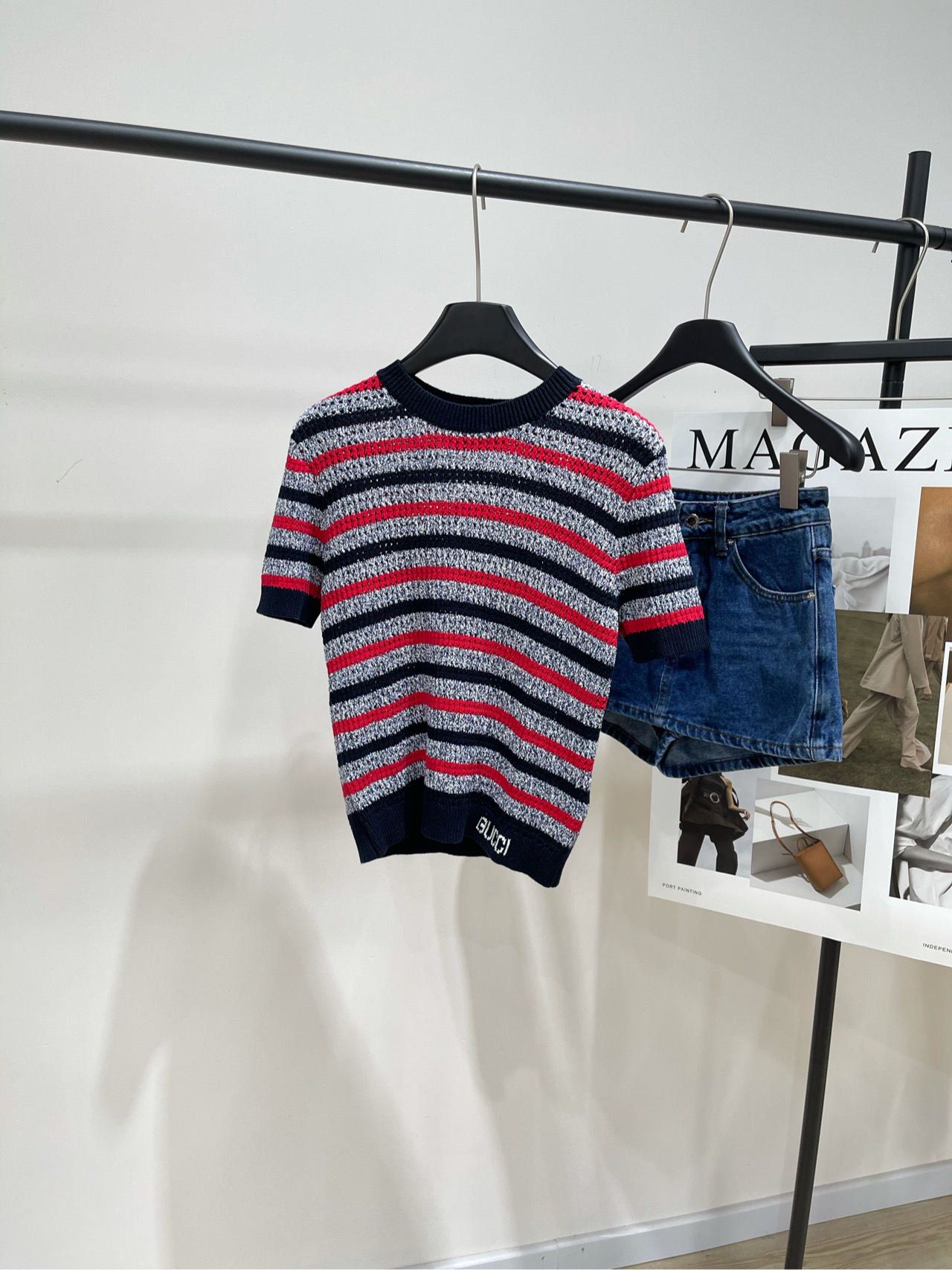 NO:410257,【GU red and blue striped hollow knitted short sleeves】, fabric cotton + nylon, color red and blue gray stripes GG25 spring and summer new style, round neck stripes contrasting color hollow jacquard technology, short sleeve knitted top shipped with high-end and fashionable color, full-body custom hollow jacquard GG jacquard letter decoration, loose fitting, strong upper body tolerance effect, single wear in spring and summer, autumn and winter, flat size S shoulder width 36, bust 78 elastic, 52 length, sleeve length 21 M shoulder width 37, bust 82 elastic, 53, sleeve length 22 L shoulder width 38, bust 86 elastic, 54, sleeve length 23 Manual measurement will have 2~3cm errors belong to the normal range, T-shirt, alexander wang19860909【GU红蓝条纹镂空针织短袖】 ,面料棉+锦纶 颜色红蓝灰条纹 GG25春夏新款 圆领条纹撞色镂空提花工艺 短袖针织上衣出货色彩高级百搭～ 搭配高级且时髦 全身定制镂空提花GG提花字母装饰 宽松版型剪裁 上身包容效果很强 春夏单穿 秋冬可内搭 平铺尺码 S肩宽36,胸围78弹力,衣长52,袖长21 M肩宽37,胸围82弹力,衣长53,袖长22 L肩宽38,胸围86弹力,衣长54,袖长23 手工测量会有2~3cm误差属于正常范围,,T-shirt,alexander wang,Women's clothing