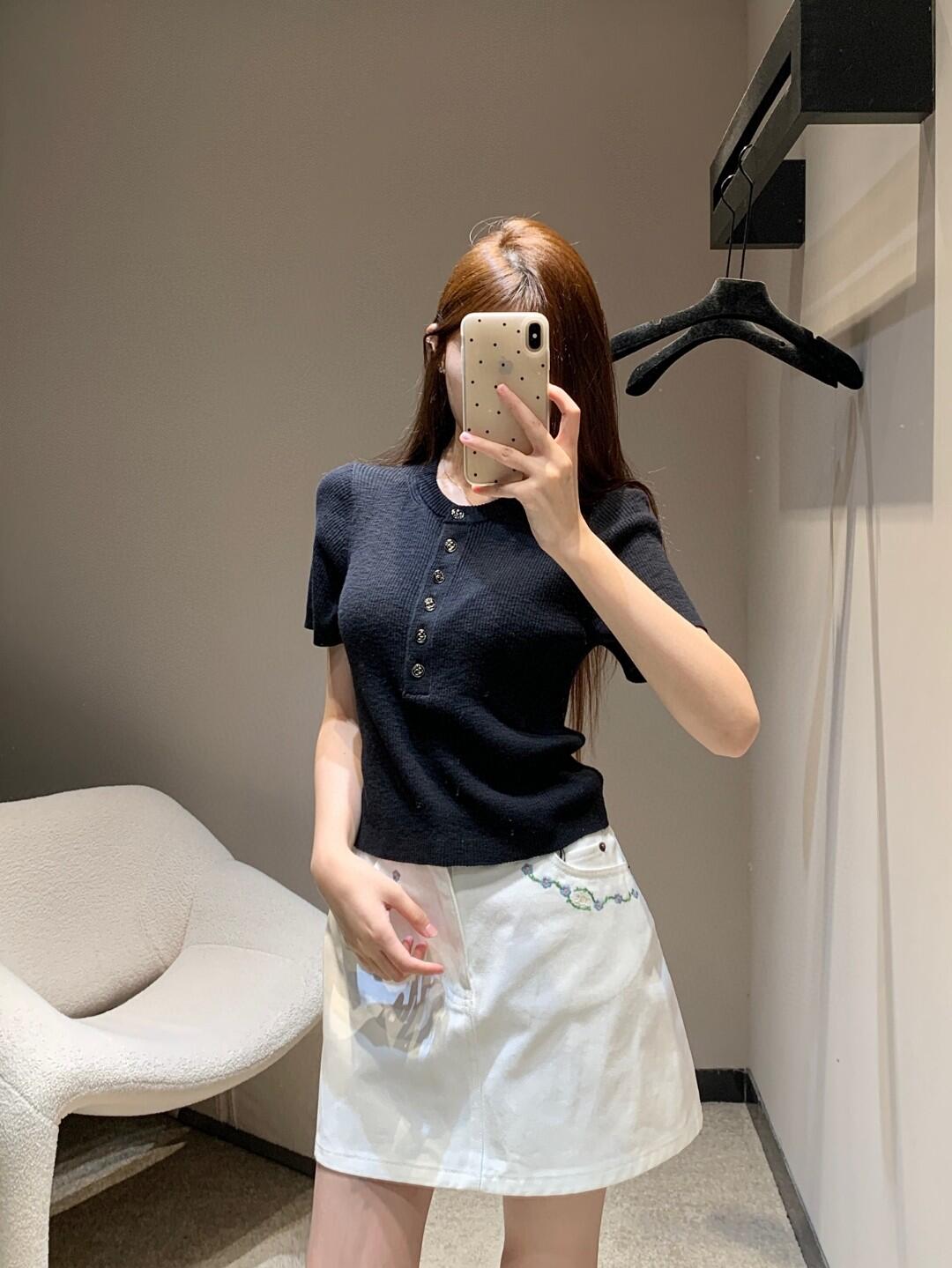 NO:410225,The top is simple but elegant. The classic Chanel elements are perfectly blended with the summer beach style, making people feel the refreshing and freedom of the beach at a glance. The fabric is thin and breathable, and it looks like a second layer of skin when worn on the body, with full comfort!  ,chanel,alexander wang19860909上衣的设计简约而不失优雅,经典的Chanel元素与夏日的沙滩风情完美融合,让人一眼就能感受到海边的清新与自由.面料轻薄透气,穿在身上如同第二层肌肤,舒适度满分！,,chanel,alexander wang,Women's clothing