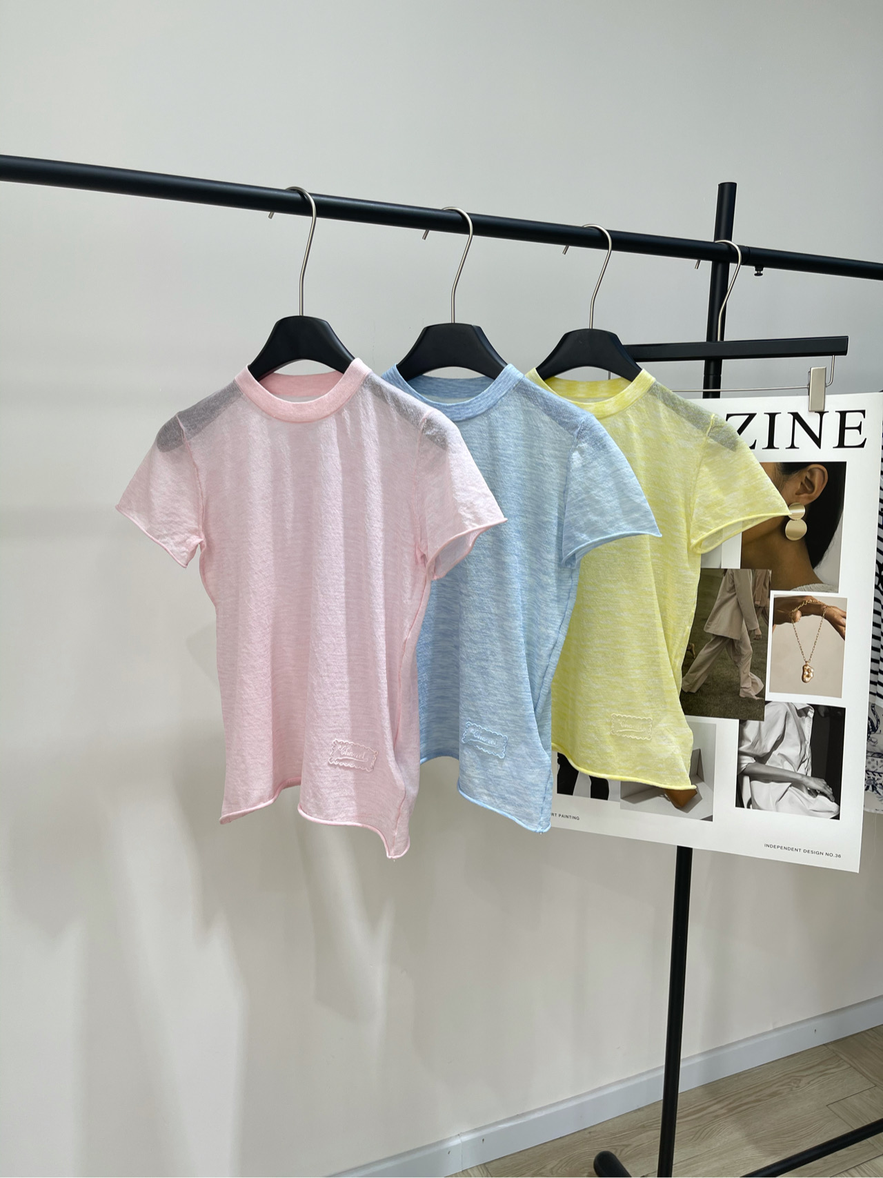 NO:412155,[Little Sweet Macaron Perspective Knitted Short Sleeve], Fabric Cotton Blend Special Yarn, Light Pink, Light Blue, Light Yellow, Original Customization!  Ultra-fine knitted short sleeve Cha*25 thin short sleeve T-shirt macaron color The perfect combination of summer fashion and comfort The fabric is eye-catching Thin design The slightly transparent texture brings a little fresh and sexy The exquisite embroidery of the hem is simple without losing the sense of high-end. Easy to control various styles~ Three colors can be selected versatile T-shirts Light, comfortable and breathable New products in spring and summer Flat size S shoulder width 35, bust 88 elastic, 52 length, sleeve length 15 M shoulder width 36, bust 92 elastic, 53, sleeve length 16 L shoulder width 37, bust 96 elastic, 54, sleeve length 17 Manual measurement will have 2~3cm errors within the normal range, T-shirt,tees, t-shirt,alexander wang19860909【小香马卡龙透视针织短袖】 ,面料棉混纺特种纱 颜色浅粉、浅蓝、浅黄 原版定制！超细针织短袖 Cha*25薄款短袖 T恤马卡龙色系 夏日时髦与舒适的完美结合 面料让人眼前一亮 薄款设计 微透质感,带来一丝小清新的性感 下摆精致的绣花简约而不失高级感 轻松驾驭各种风格～ 三色可选百搭T恤 轻盈舒适透气 春夏新品 平铺尺码 S肩宽35,胸围88弹力,衣长52,袖长15 M肩宽36,胸围92弹力,衣长53,袖长16 L肩宽37,胸围96弹力,衣长54,袖长17 手工测量会有2~3cm误差属于正常范围,,T-shirt,tees，t-shirt,alexander wang,Women's clothing