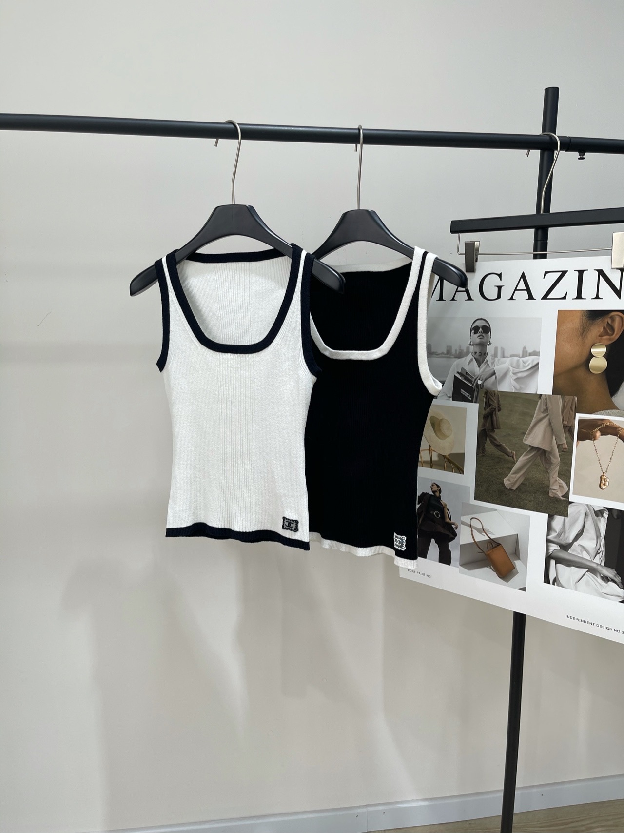 NO:412168,[Xiaoxiang U-neck lace logo knitted vest] Fabric high sticky cotton color white and black Chanel 25 spring and summer series, edge thread three-dimensional lace embroidered knitted vest!  Lace embroidery mark is beautiful, threaded high elastic cotton texture, comfortable with bone modification and slimming, flat size S shoulder width 30, bust 64 elastic, garment length 52 M shoulder width 31, bust 68 elastic, garment length 53 L shoulder width 32, bust 72 elastic, garment length 54 Manual measurement will have 2~3cm errors within the normal range, chanel, chanel, alexander wang19860909【小香U领蕾丝徽标针织背心】 面料高粘棉 颜色白色、黑色 chanel香奈儿25春夏系列 拼边螺纹立体蕾丝刺绣针织背心！ 蕾丝刺绣标好看的嘞 螺纹高弹力棉质感 舒适带着筋骨的修饰和显瘦 平铺尺码 S肩宽30,胸围64弹力,衣长52 M肩宽31,胸围68弹力,衣长53 L肩宽32,胸围72弹力,衣长54 手工测量会有2~3cm误差属于正常范围,,chanel,chanel,alexander wang,Women's clothing