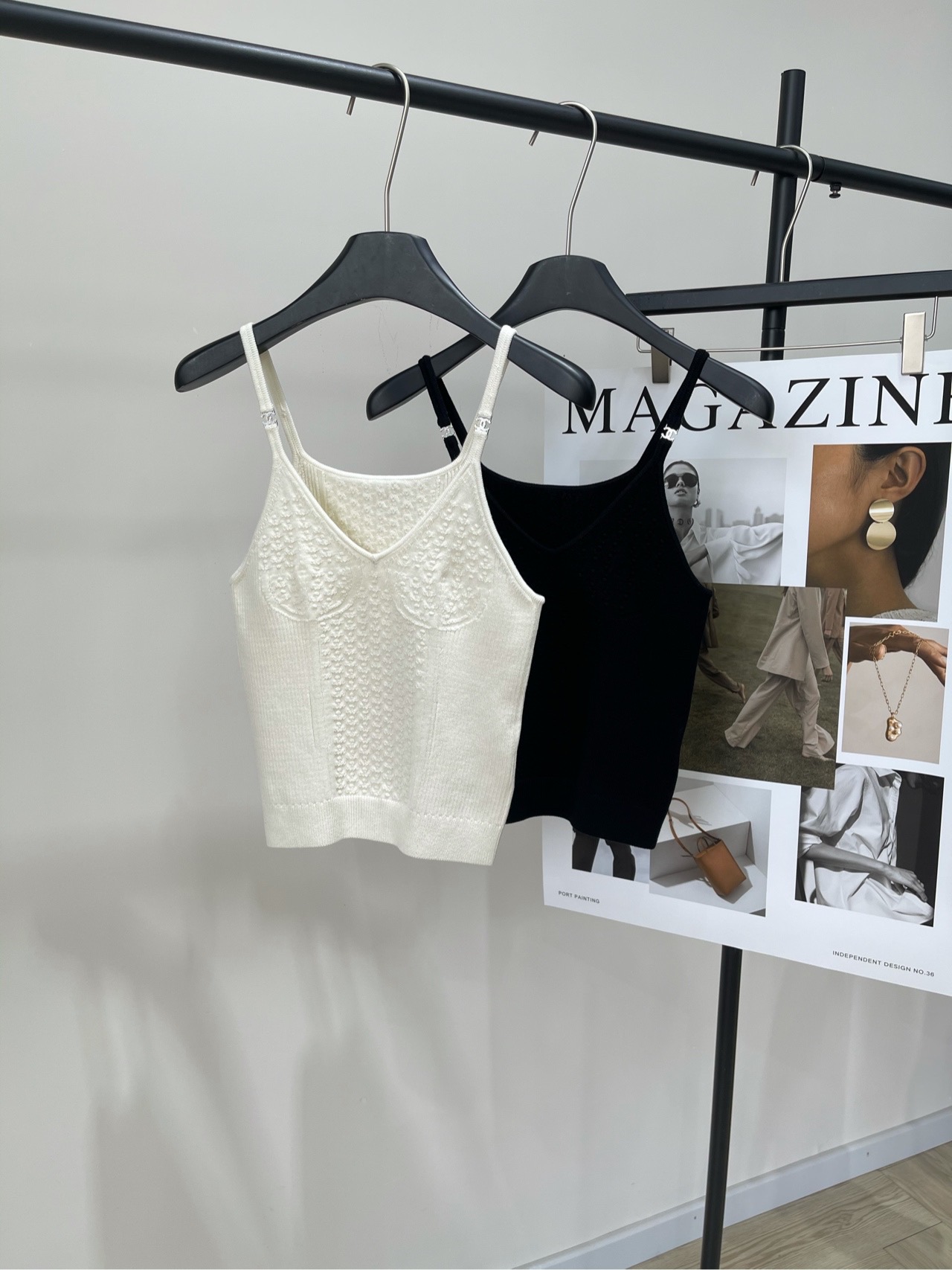 NO:412192,[Double C Heavy Industry Knit V-neck Small Sling], Fabric Cotton + Mulberry Silk + Spandex Color White and Black Chane* New 25 Spring and Summer Knitted Sling Vest Exclusive High-end Production!  Customized yarn weaving, skin-friendly and comfortable, easy to wear, small suspender vest style, full of corks and heavy crochet texture, slender suspender modifying the beautiful lines on the shoulders, bra style and wavy square logo, make the overall style look low-key and exquisite, outline the contours to form a collision with the large body, add layering of styling, sexy and charming, versatile and slimming style, the first choice for fashionable summer outfits!  Flat size S bust 66 elasticity, garment length 48 M bust 70 elasticity, garment length 49 L bust 74 elasticity, garment length 50 manual measurement will have 2~3cm errors within the normal range, chanel, alexander wang19860909【双C重工编织V领小吊带】 ,面料棉+桑蚕丝+氨纶 颜色白色、黑色 Chane* 25春夏新款 针织吊带背心 独家高版出品！定制纱线织造 亲肤舒适 弹力好穿 吊带小背心版型 通体满铺绞花重工钩针纹理 纤细吊带修饰肩部优美线条 胸衣式和衣摆波浪方标徽标 让整体格调显得低调又精致 勾勒轮廓线与大身形成碰撞 增添造型层次感 性感迷人 百搭显瘦款 夏季时尚穿搭首选！ 平铺尺码 S胸围66弹力,衣长48 M胸围70弹力,衣长49 L胸围74弹力,衣长50 手工测量会有2~3cm误差属于正常范围,,chanel,alexander wang,Women's clothing