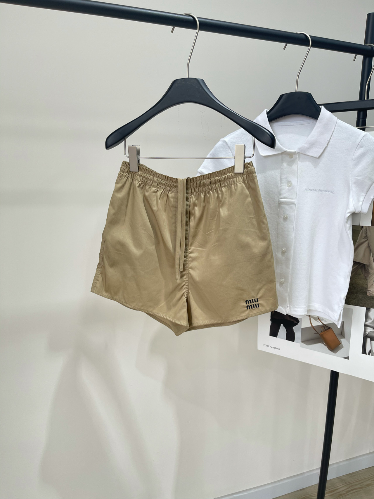 NO:413243,【M milk tea color olive casual shorts】, fabric is cotton, color khaki *｜Cotton logo shorts 25SS summer new style is available!  YB twill cotton material is soft and skin-friendly. The elastic folds on the waist are narrowed. The details of the short style show the waist to add a sweet and cute atmosphere. It easily highlights the charm of long legs. The complete set is pure and full of points. It is also great to match separately!  Flat size S waist circumference 66 elasticity, hip circumference 100, trousers length 36 M waist circumference 70 elasticity, hip circumference 104, trousers length 37 L waist circumference 74 elasticity, hip circumference 108, trousers length 38 Manual measurement will have 2~3cm errors within the normal range, shorts, alexander wang19860909【M奶茶色打榄休闲短裤】 ,面料全棉 颜色卡其色 *｜棉质徽标短裤 25SS夏季新款上新！ YB斜纹全棉材质 柔软亲肤 腰身弹力褶皱打榄收窄 配合短款版型露腰细节 增添甜美可爱气息 轻松突出长腿魅力 成套穿搭清纯满分 分开搭配也是很赞！ 平铺尺码 S腰围66弹力,臀围100,裤长36 M腰围70弹力,臀围104,裤长37 L腰围74弹力,臀围108,裤长38 手工测量会有2~3cm误差属于正常范围,,shorts,alexander wang,Women's clothing