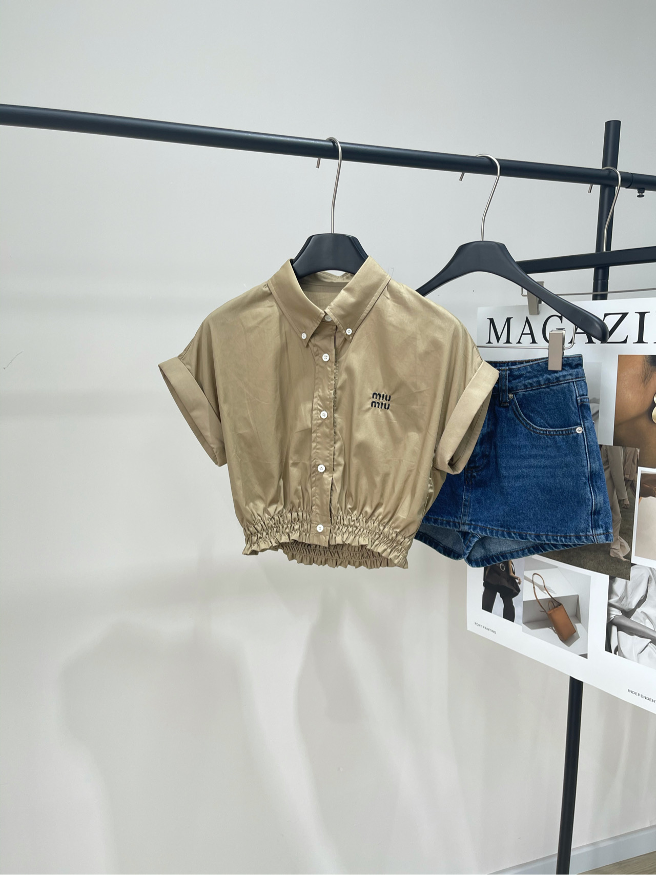 NO:413254,[M milk tea color olive short-sleeved shirt], fabric is cotton, color milk tea color * ｜ olive short shirt 25SS spring and summer new style!  Customized twill cotton material, soft and skin-friendly, comfortable and not easy to wrinkle. The top cuffs are neatly folded, the waist elastic pleats are narrowed, and the waist is exposed with the details of the short style, adding a sweet and cute atmosphere. It complements the brand logo on the chest, presenting an exclusive well-behaved college style. It matches the shorts in the same series. The logo details echo, and easily highlights the charm of long legs. The complete set is pure and full of points. It is also great to match separately!  Flat size S-to-rotate rotator sleeve 58, bust 100, 48 M-to-rotate rotator sleeve 59, bust 104, 49 L-to-rotate rotator sleeve 60, bust 108, 50. Manual measurement will have 2~3cm errors within the normal range, shorts,shirts,T-shirts,alexander wang19860909【M奶茶色打榄短袖衬衫】 ,面料全棉 颜色奶茶色 * ｜打榄捏褶短款衬衫 25SS春夏新款！ 订制斜纹全棉材质 柔软亲肤 舒适不易皱 上衣袖口利落翻折 腰身弹力褶皱打榄收窄 配合短款版型露腰细节 增添甜美可爱气息 与胸前品牌徽标相得益彰 呈现专属乖巧学院风格 搭配同系列短裤 徽标细节呼应 轻松突出长腿魅力 成套穿搭清纯满分 分开搭配也是很赞！ 平铺尺码 S连肩袖58,胸围100, 衣长48 M连肩袖59,胸围104,衣长49 L连肩袖60,胸围108,衣长50 手工测量会有2~3cm误差属于正常范围,,shorts,shirts,T-shirt,alexander wang,Women's clothing