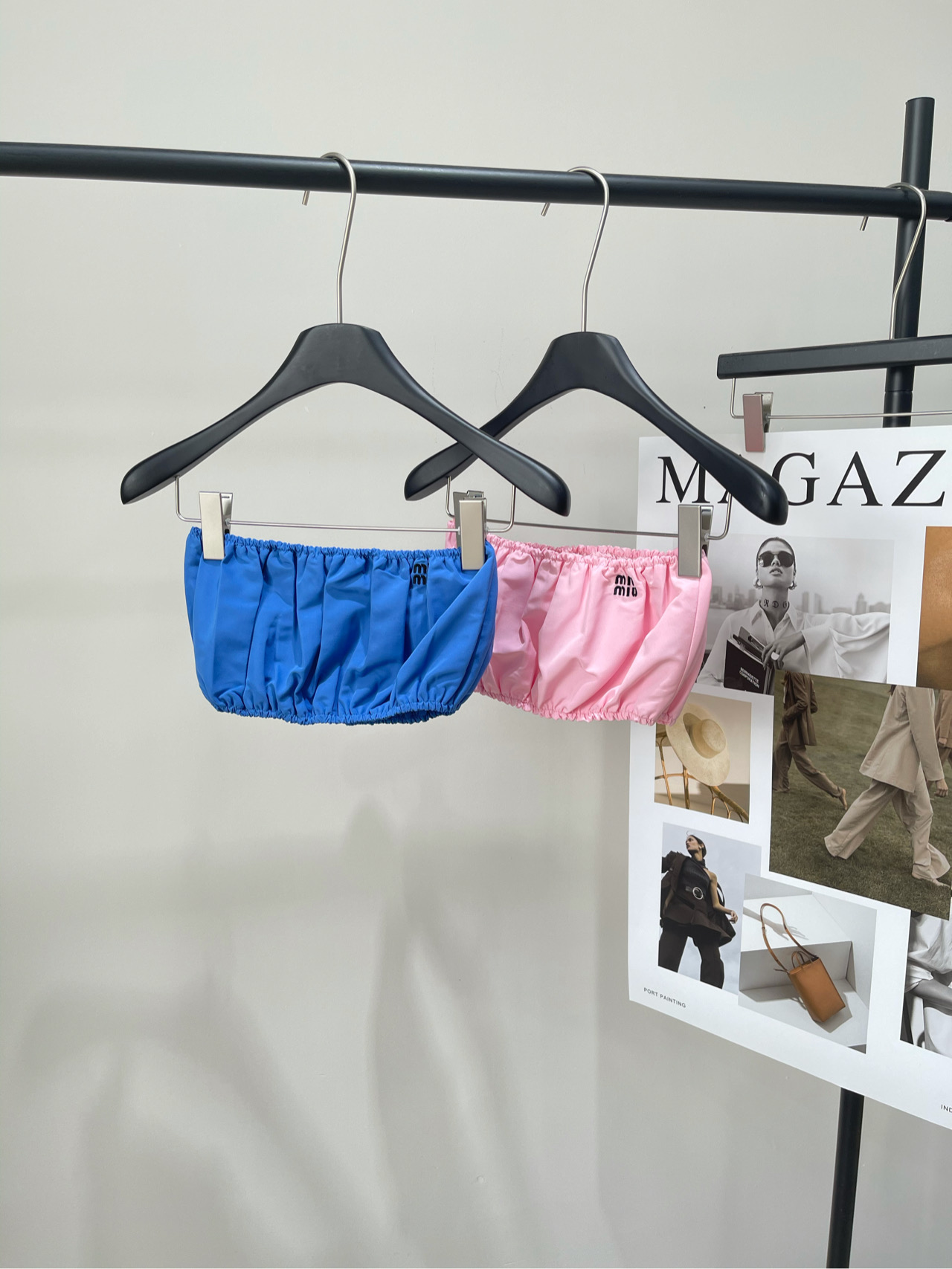 NO:413280,[M pink and blue letter pleated small strapless breasts], fabric cotton, color blue, pink * ｜poplin textured strapless breasts top 25SS spring and summer new model is available Miu reinterprets the model charm of poplin texture. This top reveals the lightness of summer with soft and simple lines. The bra style has a lining embroidered logo. You can match it with a blue shirt + red puffy skirt on the outside!  Flat size S bust 86, garment length 17 M bust 90, garment length 18 L bust 94, garment length 19 Manual measurement will have 2~3cd errors within the normal range, miumiu, skirts, shirts, alexander wang19860909【M粉蓝字母褶皱小抹胸】 ,面料棉 颜色蓝色、粉色 * ｜府绸质感抹胸上衣 25SS春夏新款上新 Miu重新诠释府绸质感的典范魅力 这款上衣以柔美简约的线条展露夏日轻盈感 文胸式版型带衬里刺绣徽标 外面可搭配蓝色衬衫+红色蓬蓬裙！ 平铺尺码 S胸围86,衣长17 M胸围90,衣长18 L胸围94,衣长19 手工测量会有2~3cd误差属于正常范围,,miumiu,skirts,shirts,alexander wang,Women's clothing