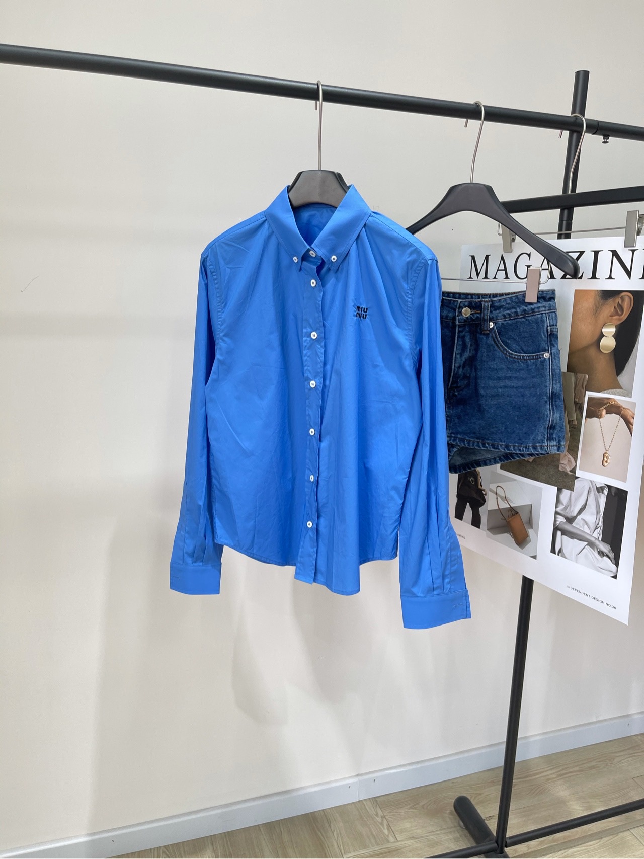 NO:414406,[M Royal Blue Back Button Long Sleeve Shirt], fabric is cotton, color is royal blue * | Royal Blue Shirt 25SS Spring and Summer New Style is New!  Blue shirt with micro-label letter embroidery village shirt, double micro-label embroidery design simple cutting technology adds unique button details behind this shirt, giving new vitality to the classic elements of Miu style, depicting exquisite and elegant summer lively charm, single or layered, one is full of Korean style slackness. Flat size S shoulder width 43, bust 102, garment length 63, sleeve length 61 M shoulder width 44, bust 106, garment length 64, sleeve length 62 L shoulder width 45, bust 110, garment length 65, sleeve length 63 Manual measurement will have 2~3cm errors within the normal range, miumiu,shirts,alexander wang19860909【M宝蓝色后背纽扣长袖衬衫】 ,面料全棉 颜色宝蓝色 * ｜宝蓝色衬衫 25SS春夏新款上新！ 蓝色衬衫微标字母刺绣村衫, 双微标刺绣设计简约的裁剪工艺 这款衬衫背后加入别致的纽扣细节 为Miu风格典范元素赋予了新意活力 描摹精致优雅的夏日灵动气韵 单穿或者叠穿一正于韩系松弛感拉满 平铺尺码 S肩宽43,胸围102,衣长63,袖长61 M肩宽44,胸围106,衣长64,袖长62 L肩宽45,胸围110,衣长65,袖长63 手工测量会有2~3cm误差属于正常范围,,miumiu,shirts,alexander wang,Women's clothing