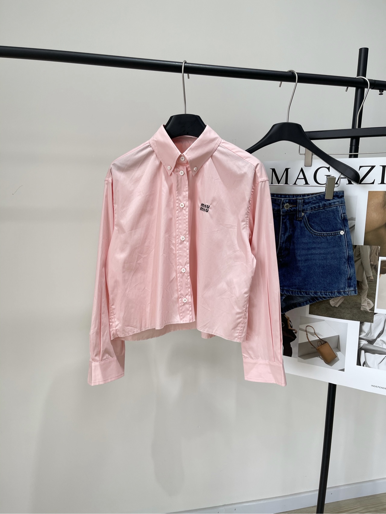 NO:414421,[M pink back button bristled shirt], fabric is cotton, color pink * | Pink short shirt 25SS spring and summer new style!  Pink micro-label letter embroidered shirt The unique button details on the back of this shirt add experimental vitality to the iconic elements of Mi* style. It is equipped with the original cut hem and a short design with a summer atmosphere. Simple cutting process. The high-end tender pink color makes the youthfulness of the whole spring and summer. The horizontal buttons behind the back can be untied. A small design can be worn alone or when the coat is loose. Flat size S shoulder width 49, bust 120, length 54, sleeve length 54 M shoulder width 50, bust 124, length 55, sleeve length 55 L shoulder width 51, bust 128, length 56, sleeve length 56. There will be 2~3cm errors in manual measurements., jackets & coats, shirts, alexander wang19860909【M粉色后背纽扣毛边衬衫】 ,面料全棉 颜色粉色 * ｜粉色短款衬衫 25SS春夏新款！粉色微标字母刺绣衬衫 这件衬衫背部的独特纽扣细节 为Mi*风格的标志性元素增添了实验性的活力 配以原切下摆和具有夏日气息的短款设计 简约的裁剪工艺 高级感的嫩粉色让整个春夏青春感拉满 背后横排纽扣可解开小心机设计 单穿或者当外套韩系松弛感拉满 平铺尺码 S肩宽49,胸围120,衣长54,袖长54 M肩宽50,胸围124,衣长55,袖长55 L肩宽51,胸围128,衣长56,袖长56 手工测量会有2~3cm误差属于正常范围,,jackets & coats,shirts,alexander wang,Women's clothing