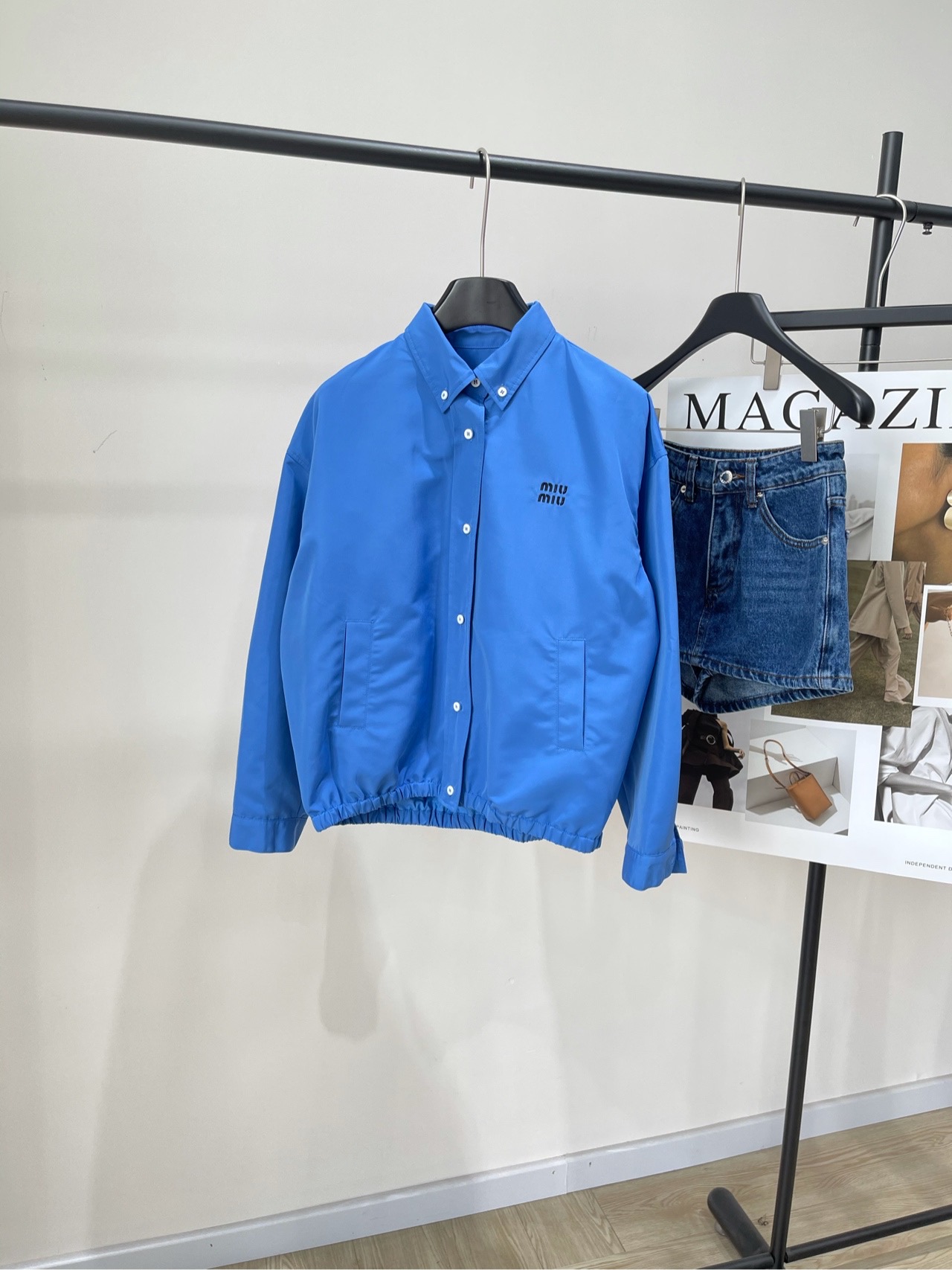 NO:414486,【M Royal Blue Button Double Jacket Jacket】, Fabric Cotton Color Royal Blue 25ss Poplin Texture Intellectual shirt jacket silhouette jacket Imported cotton Poplin Shirt Jacket Built with double-layer fabric craftsmanship The three-dimensional silhouette is optional Pink and blue The positioning embroidered letter logo is low-key embellished on the neckline reveals the temperament of the intellectual. The horizontal button opening design behind the back enhances breathability The unique delicate luster of the poplin fabric flows in between. The buttons on the placket reflect warm and shiny. The folding details of the cuffs can be layered as a casual coat, and can be buttoned to show neat lines. It is the key item in the spring and autumn wardrobe that enhances the overall texture. Simple and extraordinary craftsmanship. Flat size S shoulder width 53, bust 114, garment length 63, sleeve length 50  M shoulder width 55, bust 118, garment length 65, sleeve length 51 L shoulder width 57, bust 122, garment length 67, sleeve length 52 Manual measurement will have 2~3cm errors within the normal range, Jackets & coats, jackets & coats,shirts,alexander wang19860909【M宝蓝色纽扣双层夹克外套】 ,面料棉 颜色宝蓝色 25ss 府绸质感知识分子衬衫式夹克廓形外套 进口棉府绸打造的衬衫夹克 以双层面布工艺构筑立体廓形 粉色与蓝色两款可选 定位刺绣字母logo在领口低调点缀 透露知识分子气质 背后横向纽扣开口设计增强透气性 府绸面料特有的细腻光泽流转其间 门襟的纽扣折射温润光彩 袖口的翻折细节增添层次 既可当外套随性披搭 也能系扣穿着展现利落线条 是春秋季衣橱里那件提升整体质感的关键单品 简约中见不凡工艺 平铺尺码 S肩宽53,胸围114,衣长63,袖长50 M肩宽55,胸围118,衣长65,袖长51 L肩宽57,胸围122,衣长67,袖长52 手工测量会有2~3cm误差属于正常范围,,jackets & coats,jackets & coats,shirts,alexander wang,Women's clothing