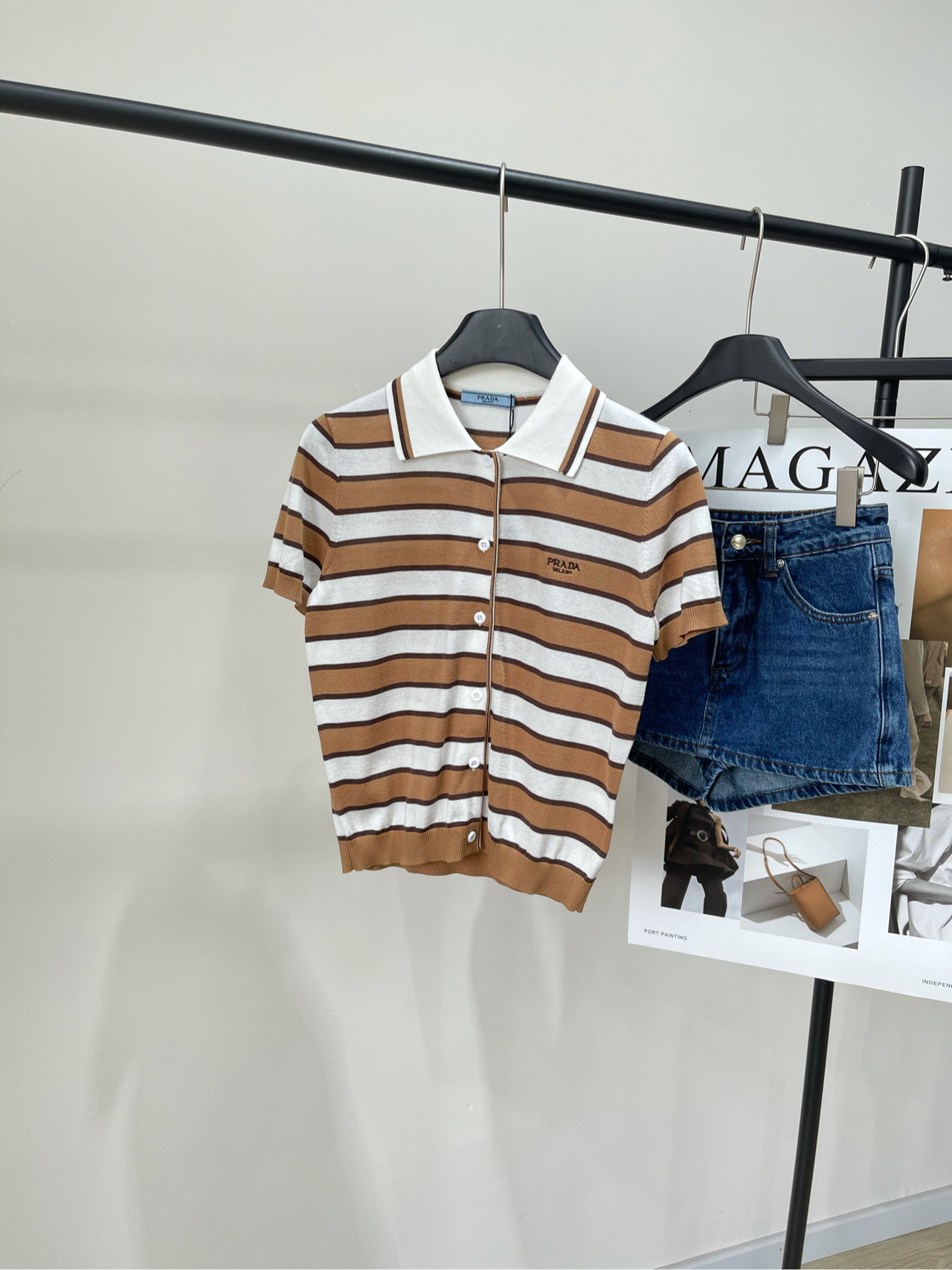 NO:414392,[P white coffee color-blocked single-breasted polo short-sleeved], fabric Tianshi cotton + mulberry silk Color white coffee color-blocked Pra25 spring and summer new contrast embroidered letters Striped lapel knitted short-sleeved cardigan top shipped soft and glutinous but not loses bones Classic contrasting stripes, low-key and not exaggerated, simple and charming Lapel design, modify neck lines, chest embroidered letter design adds a sense of design in the overall casual atmosphere S slim fit style, soft and delicate fabric without restraint on the upper body Flat size S shoulder width 35, bust 88 elastic, 51, sleeve length 20 M shoulder width 36, bust 92 elastic, 52, sleeve length 21 L shoulder width 37, bust 96 elastic, 53, sleeve length 22 Manual measurement will have 2~3cm errors within the normal range, prada, T-shirt, alexander  wang19860909【P白咖拼色单排扣polo短袖】 ,面料天丝棉+桑蚕丝 颜色白咖拼色 Pra25春夏新款撞色刺绣字母 条纹翻领针织短袖开衫上衣出货 软软糯糯却又不失筋骨感 经典撞色条纹,低调不浮夸,简单有魅力 翻领设计,修饰颈部线条 胸前刺绣字母设计 在整体的休闲氛围中增添设计感 修身的版型,面料柔软细腻上身无束缚感 平铺尺码 S肩宽35,胸围88弹力,衣长51,袖长20 M肩宽36,胸围92弹力,衣长52,袖长21 L肩宽37,胸围96弹力,衣长53,袖长22 手工测量会有2~3cm误差属于正常范围,,prada,T-shirt,alexander wang,Women's clothing